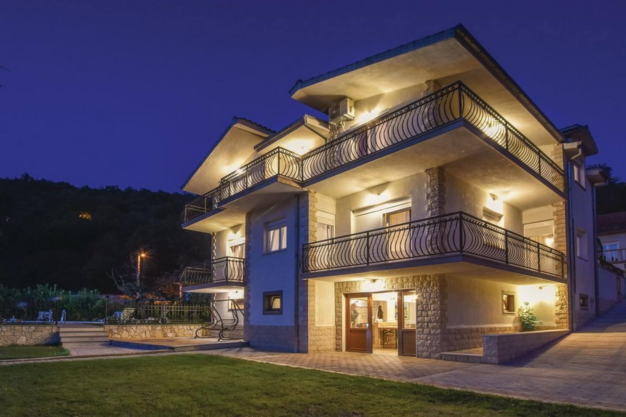 Serene Villa with Pool, BBQ, and Authentic Tavern Surrounded by Nature - Five Bedroom Holiday Home-Extérieur