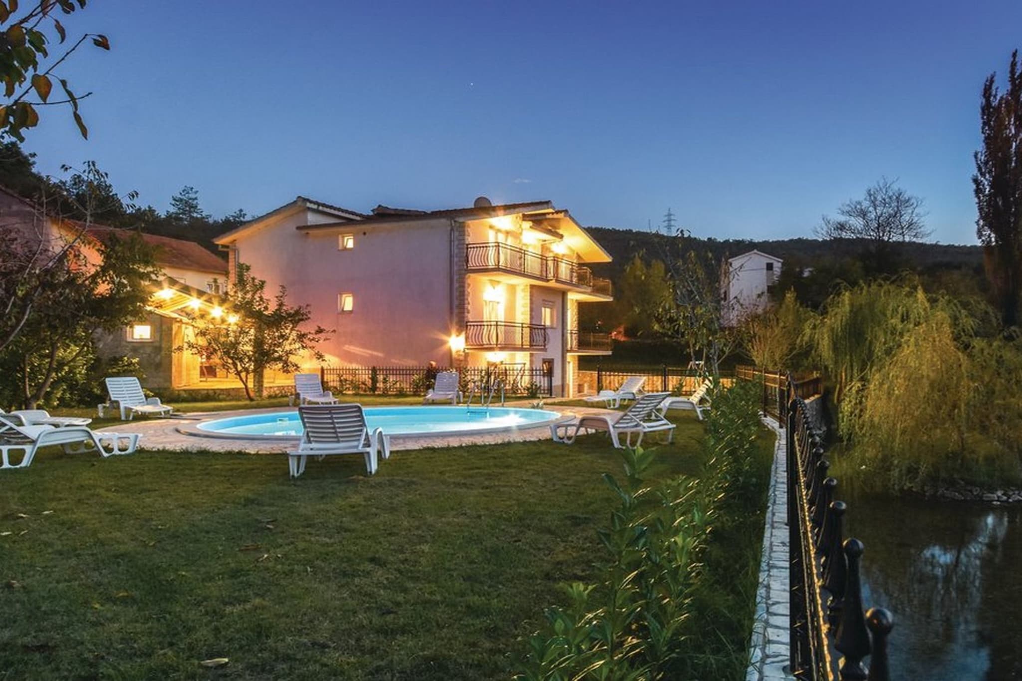 Serene Villa with Pool, BBQ, and Authentic Tavern Surrounded by Nature - Five Bedroom Holiday Home-Extérieur