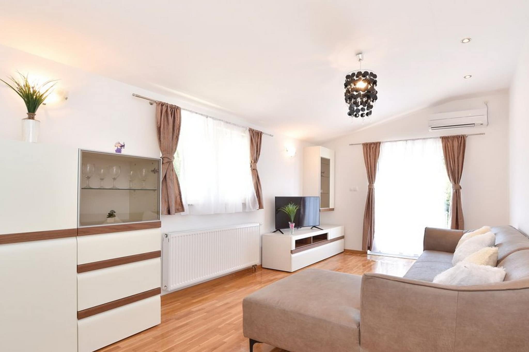 Serene Villa with Pool, BBQ, and Authentic Tavern Surrounded by Nature - Five Bedroom Holiday Home