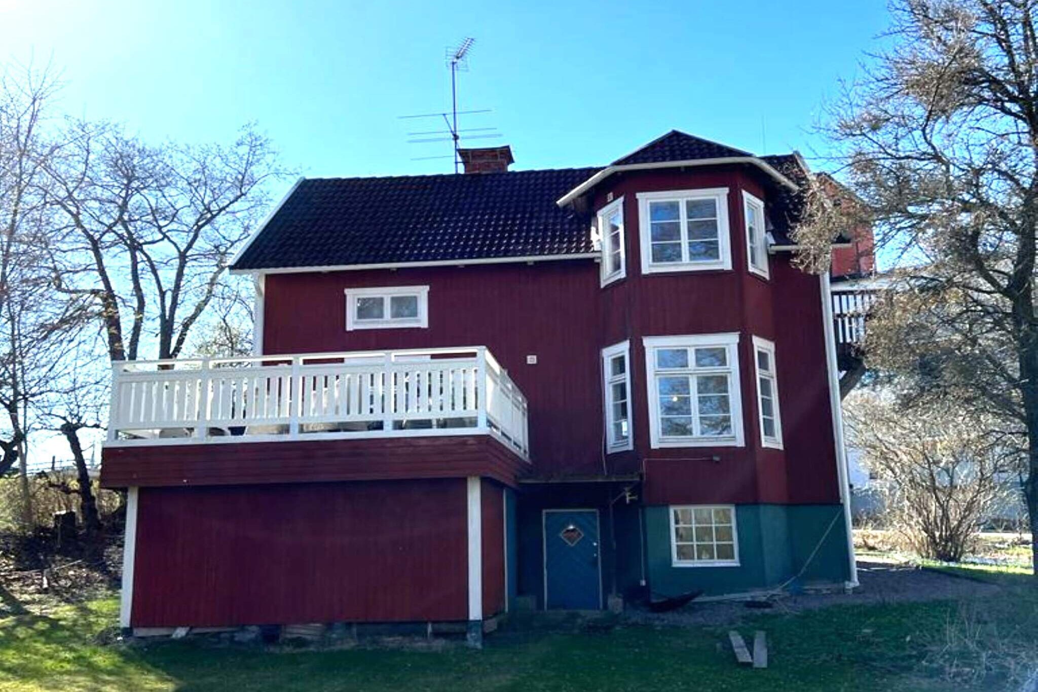Welcome to your oasis in the heart of Gnesta, located in the beautiful Södermanland region. Here, you’ll find a large, charming old wooden villa, centrally positioned within walking distance from Gnesta train station, which connects you to Stockholm in just 30–45 minutes. If you arrive by car, you can park right in the driveway. The villa boasts a picturesque location with views over Lake Frösjön, and from the garden, it’s an easy stroll down to the water. The villa is full of character and offers plenty of space for a larger group. On the entrance level, you step into a hallway with space for coats and shoes, as well as a half-bath. Further inside, there’s a spacious living room with multiple seating areas to accommodate many guests, a bedroom with a double bed and a single bed, and access to a terrace with comfortable seating and a grill—perfect for cozy evenings where you can relax and enjoy lake views. The kitchen is roomy and features a large fridge and freezer as well as a bar-height table. Upstairs, there are four bedrooms that can sleep a total of nine people, along with a bathroom with a shower and toilet. On the ground-floor level, there is an additional large room with two more beds. This level also houses a laundry room, a bathroom with both a shower and a bathtub, and the villa’s sauna. Start your day with a morning dip in Lake Frösjön or spend it at the beach located just 400 meters away, which has a small kiosk open in summer. Enjoy a walk along the nearby path, or why not take another morning swim? Canoe rentals are available nearby, giving you easy access to a scenic canoe route. Should you need anything, you’ll be close to cafes and restaurants that Gnesta has to offer. A warm welcome awaits you!