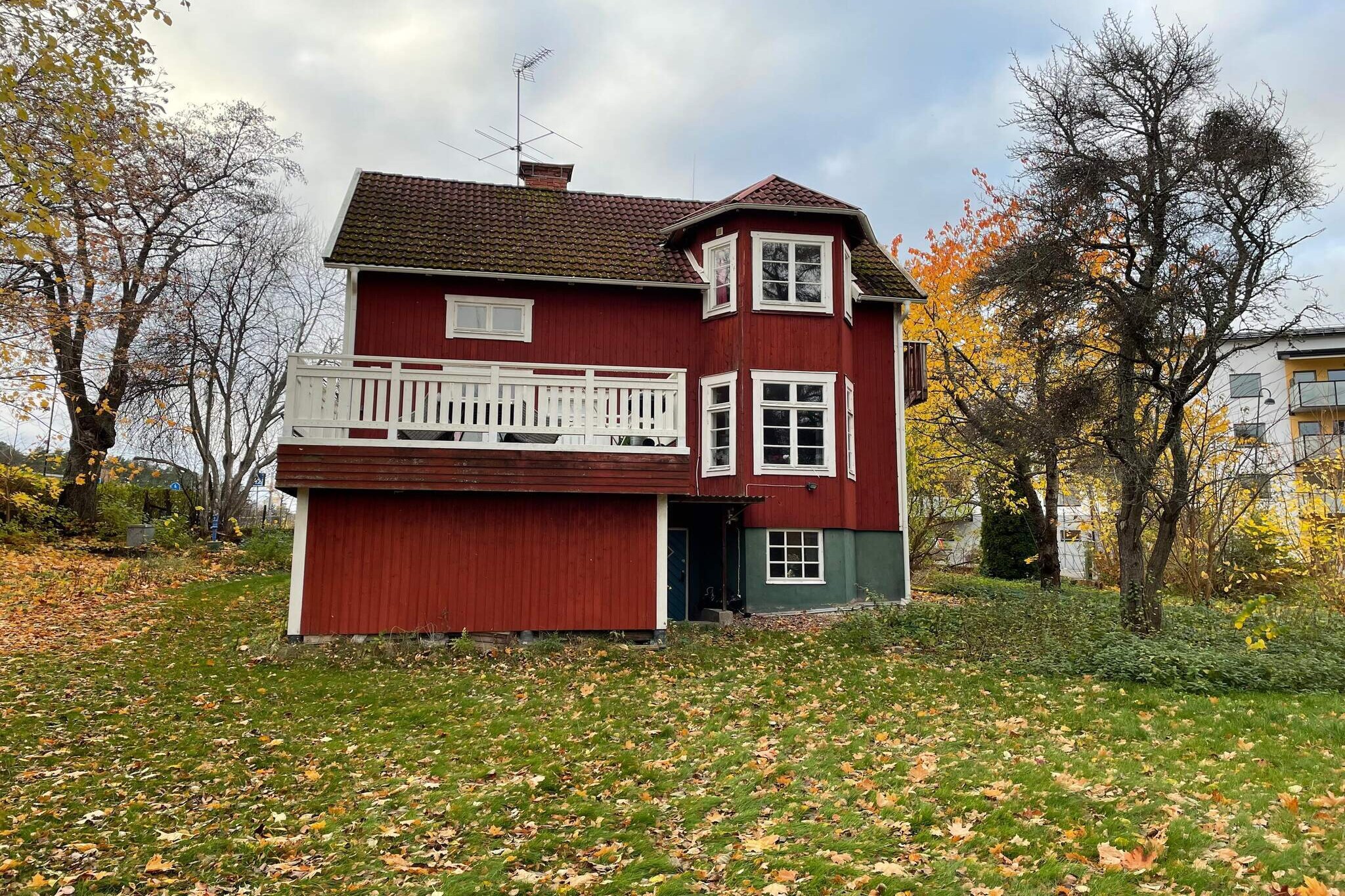 Welcome to your oasis in the heart of Gnesta, located in the beautiful Södermanland region. Here, you’ll find a large, charming old wooden villa, centrally positioned within walking distance from Gnesta train station, which connects you to Stockholm in just 30–45 minutes. If you arrive by car, you can park right in the driveway. The villa boasts a picturesque location with views over Lake Frösjön, and from the garden, it’s an easy stroll down to the water. The villa is full of character and offers plenty of space for a larger group. On the entrance level, you step into a hallway with space for coats and shoes, as well as a half-bath. Further inside, there’s a spacious living room with multiple seating areas to accommodate many guests, a bedroom with a double bed and a single bed, and access to a terrace with comfortable seating and a grill—perfect for cozy evenings where you can relax and enjoy lake views. The kitchen is roomy and features a large fridge and freezer as well as a bar-height table. Upstairs, there are four bedrooms that can sleep a total of nine people, along with a bathroom with a shower and toilet. On the ground-floor level, there is an additional large room with two more beds. This level also houses a laundry room, a bathroom with both a shower and a bathtub, and the villa’s sauna. Start your day with a morning dip in Lake Frösjön or spend it at the beach located just 400 meters away, which has a small kiosk open in summer. Enjoy a walk along the nearby path, or why not take another morning swim? Canoe rentals are available nearby, giving you easy access to a scenic canoe route. Should you need anything, you’ll be close to cafes and restaurants that Gnesta has to offer. A warm welcome awaits you!