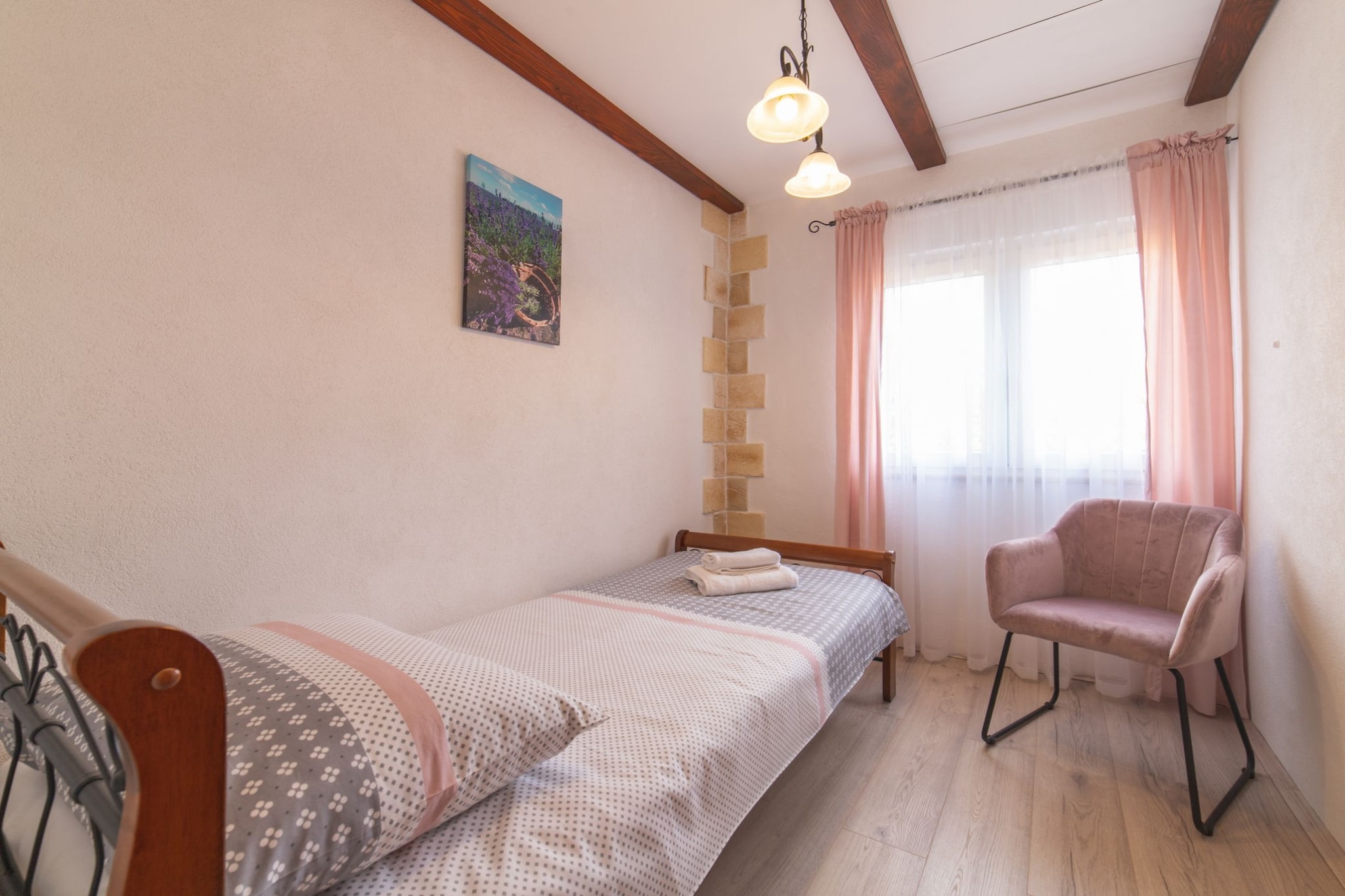 Serene Retreat Holiday Home with Pool - Two Bedroom Holiday Home with Pool-Chambre