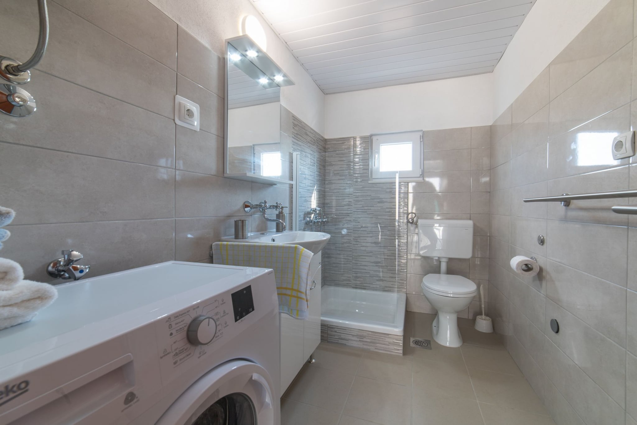 Serene Retreat Holiday Home with Pool - Two Bedroom Holiday Home with Pool-Cuisine