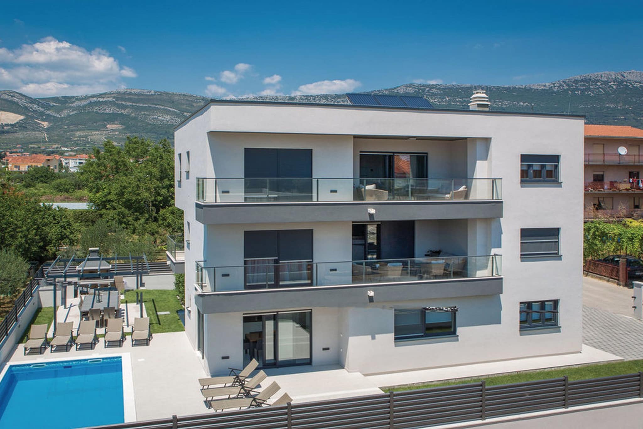 Modern Kastel Villa with Private Pool, Gym, and Large Outdoor Space - Eight Bedroom Villa-Extérieur