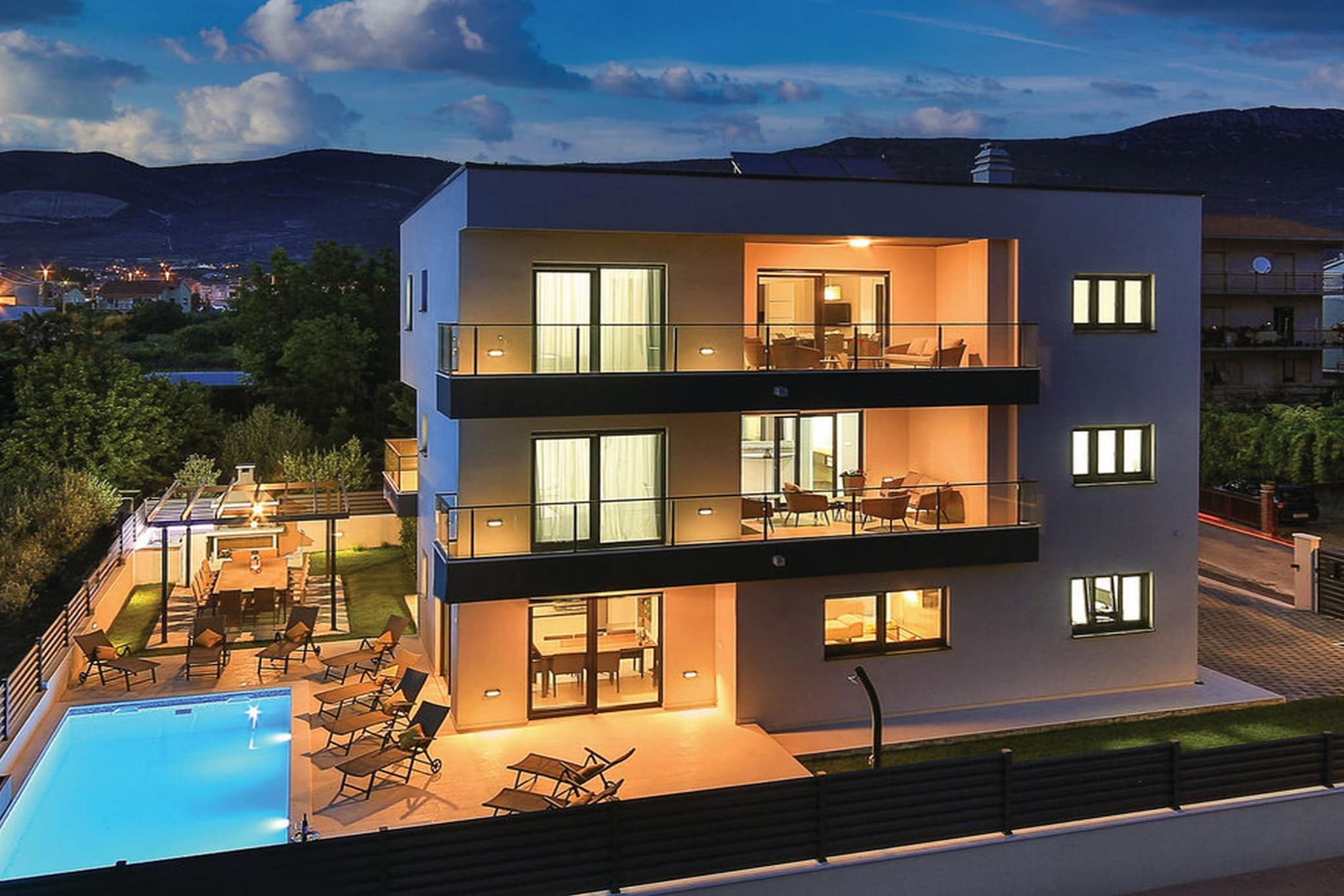 Modern Kastel Villa with Private Pool, Gym, and Large Outdoor Space - Eight Bedroom Villa-Extérieur
