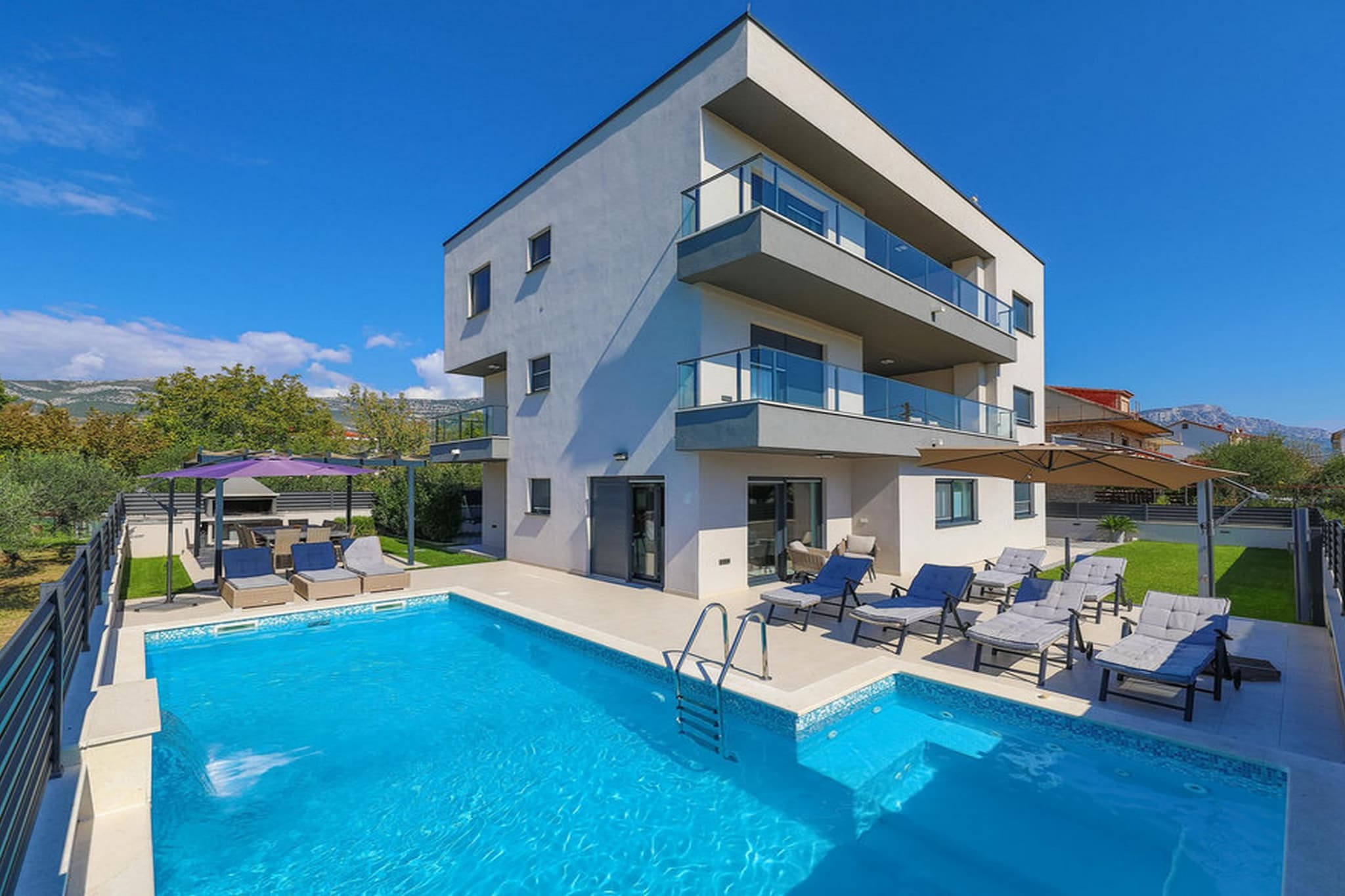 Modern Kastel Villa with Private Pool, Gym, and Large Outdoor Space - Eight Bedroom Villa-Piscine