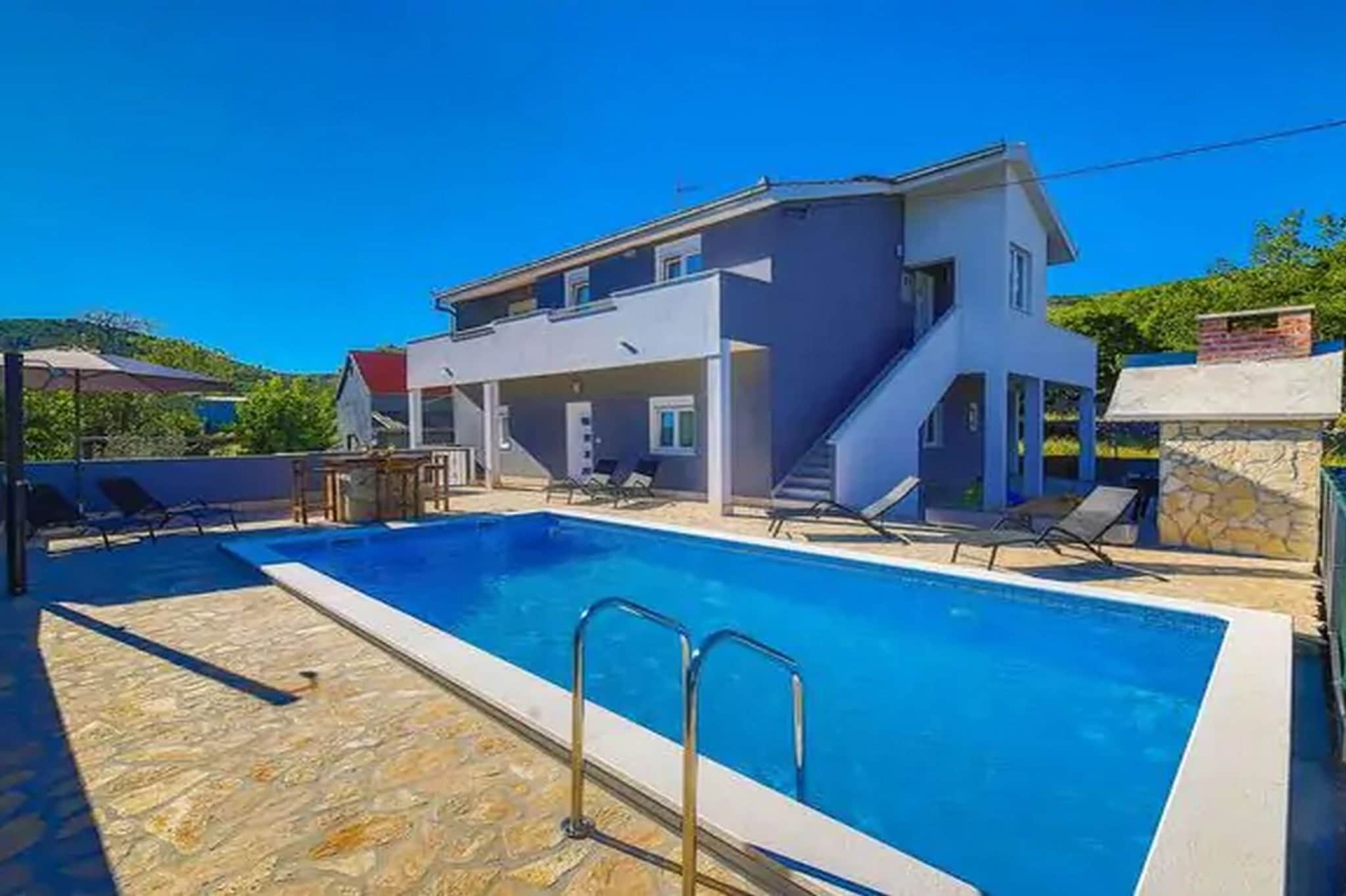 Three Bedroom Holiday Home-Pool