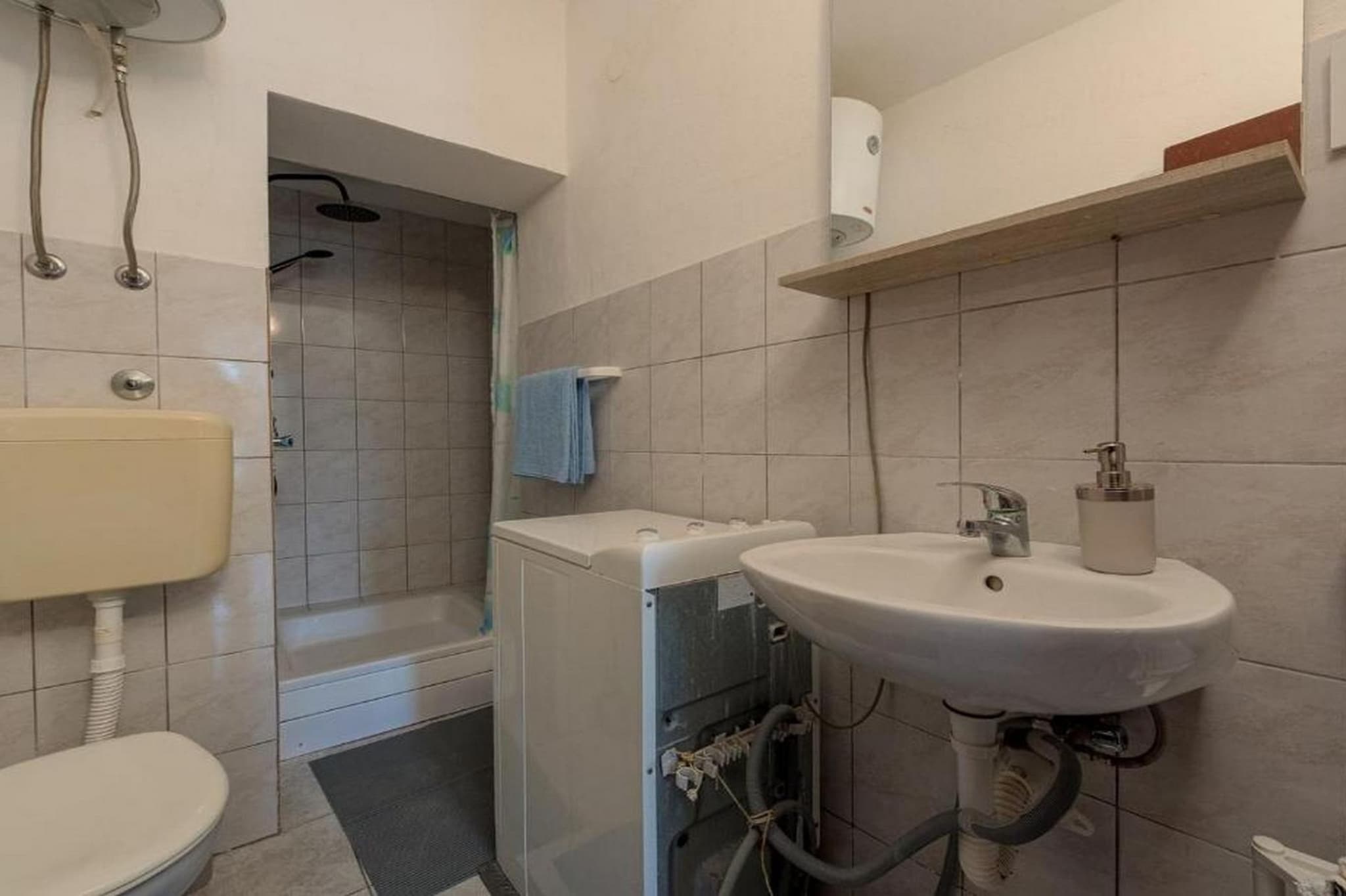 Three Bedroom Holiday Home-Bathroom