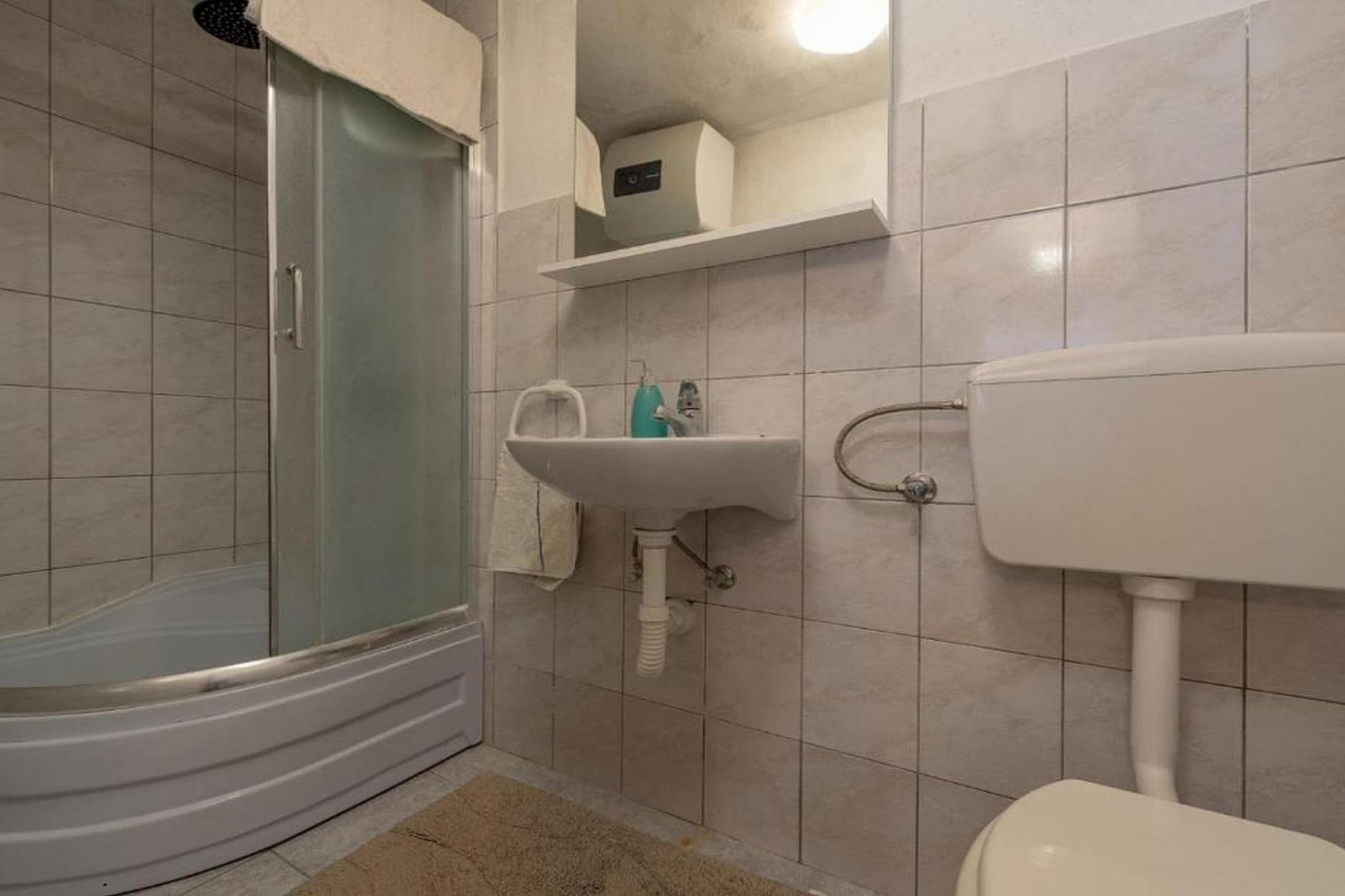 Three Bedroom Holiday Home-Bathroom