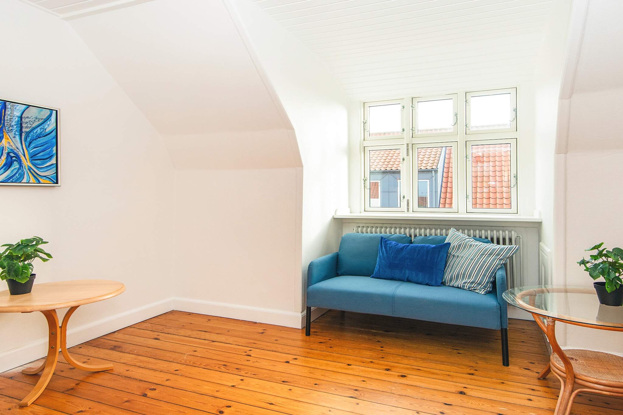 Basement: (washing machine)\n\nKitchen(cooker(electric), fridge-freezer), Living/bed room, bedroom(2x single bed), bathroom(washbasin, shower, toilet)