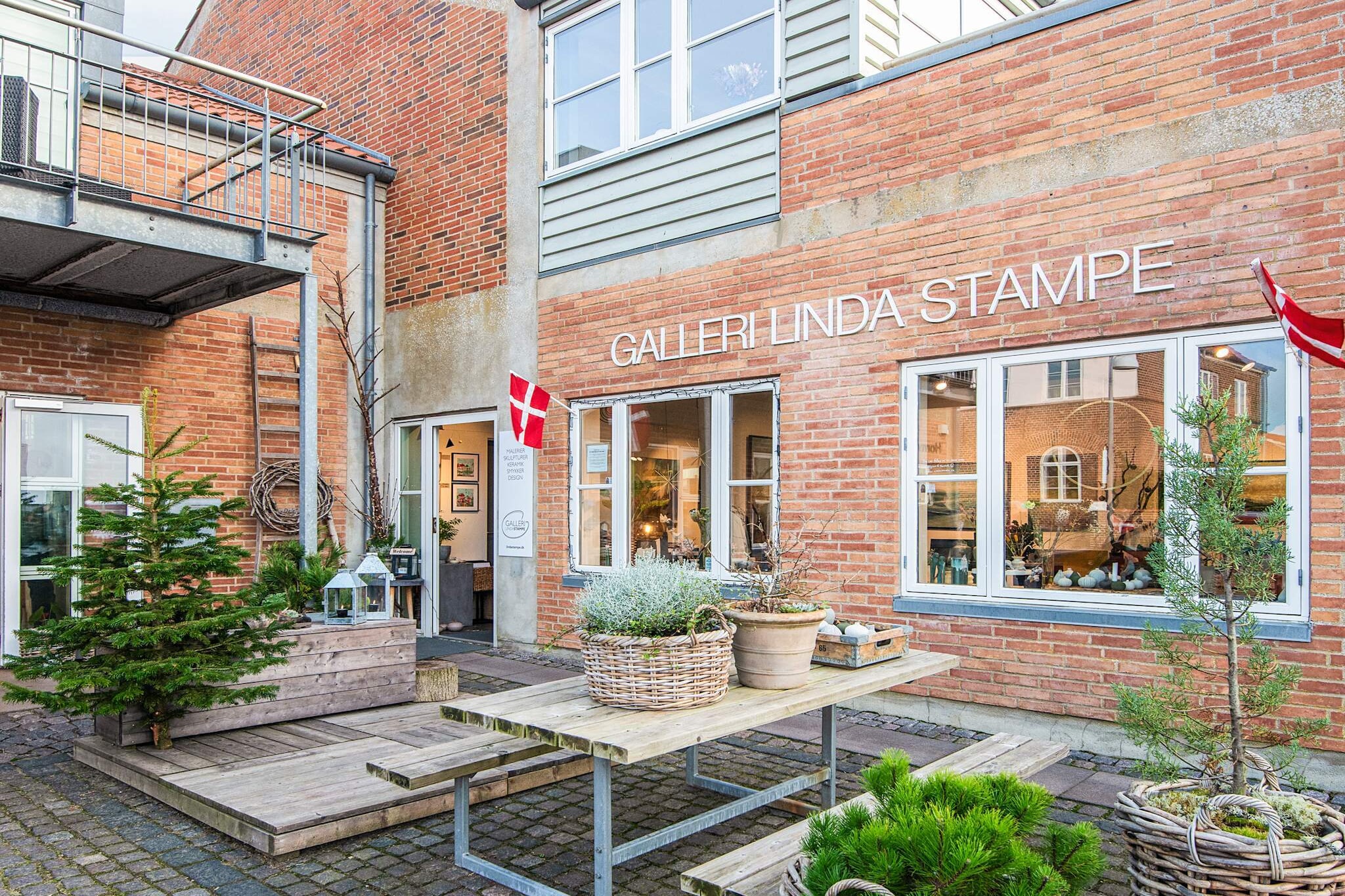 Kitchen(cooker(electric), dishwasher, fridge-freezer), bedroom(single bed), bedroom(single bed), bathroom(dishwasher, washbasin, shower, toilet)