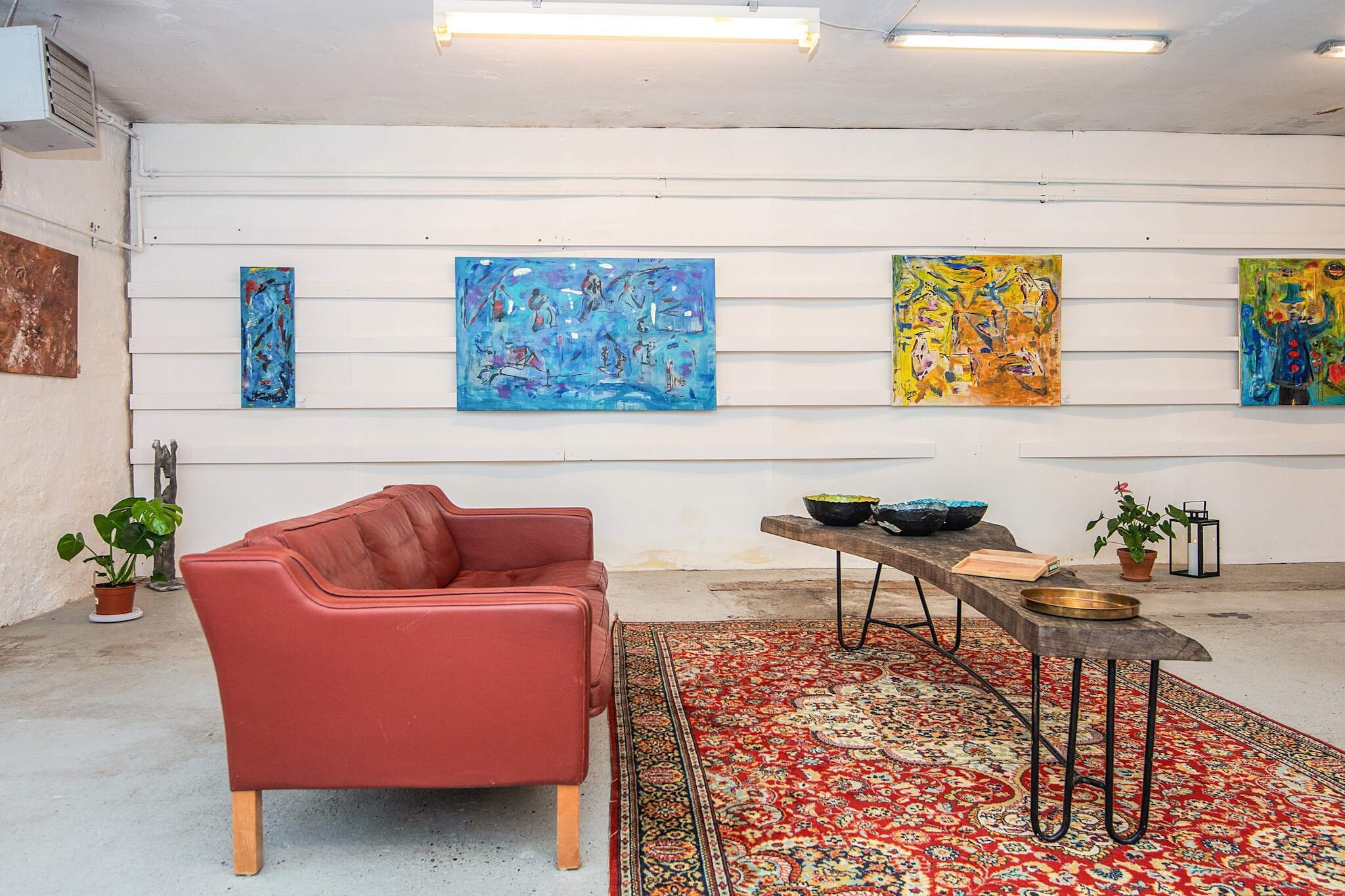 Diese geräumige 4-Zimmer-Wohnung ist ein perfekter Rückzugsort für Familien oder Gruppen und bietet komfortable Unterkunft für bis zu sechs Gäste. Die Wohnung verfügt über vier gemütliche Schlafzimmer mit jeweils einem Bett und ein komfortables Wohnzimmer, das mit einem Fernseher und Chromecast zur Unterhaltung ausgestattet ist. Die Wohnung ist Nichtraucher und verfügt über Fernwärme, was einen angenehmen Aufenthalt garantiert. In einem städtischen Gebiet gelegen, ist es ideal für diejenigen, die den lokalen Charme von Ringkøbing erleben möchten. Die Wohnung befindet sich in idealer Lage in der Nähe mehrerer Sehenswürdigkeiten, darunter der Ringkøbing Fjord und der Hafen. Der nahe gelegene Marktplatz mit seinen Geschäften, Cafés und Restaurants lädt zum Bummeln ein. Der atemberaubende Blick auf den Fjord und die zentrale Lage der Wohnung machen sie zu einem idealen Ort, um nach einem Tag voller Besichtigungen zu entspannen. Für diejenigen, die noch mehr entdecken möchten, bieten die nahe gelegenen Attraktionen wie das Freilichtmuseum Hjerl Hede und der Wasserpark Blåvand spannende Aktivitäten für die ganze Familie. Die Wohnung ist komplett ausgestattet und verfügt über eine gut eingerichtete Küche mit Elektroherd, Kühl- und Gefrierschrank und Geschirrspüler. Der Waschraum verfügt über eine Waschmaschine, WC, Waschbecken und Dusche. Der Außenbereich bietet einen Balkon mit atemberaubender Aussicht, der den Charme der Wohnung noch verstärkt. Ob Sie nun eine Woche oder länger bleiben, diese Wohnung bietet alle Annehmlichkeiten, die Sie für einen unvergesslichen Urlaub benötigen.A refundable deposit might be charged closer to your check-in date. The security deposit ensures a smooth stay and covers any additional services or consumption charges.This deposit covers utilities consumed during your stay and any additional services that may be taken.The final amount will be adjusted based on actual meter readings, actual usage of extra services, and any remaining balance will be refunded within 21 days after checkout.This deposit simply acts as a prepayment for charges that  you would anyways pay for, ensuring a seamless stay and check-out experience.