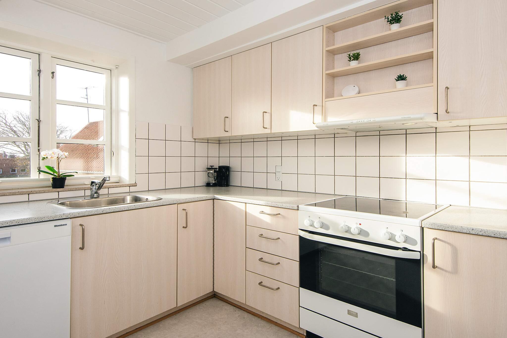 Kitchen(cooker(electric), dishwasher, fridge-freezer), Living/bed room(TV, chromecast), bedroom(single bed), bedroom(single bed), bathroom(tumble dryer, washbasin, shower, toilet, washing machine), balcony