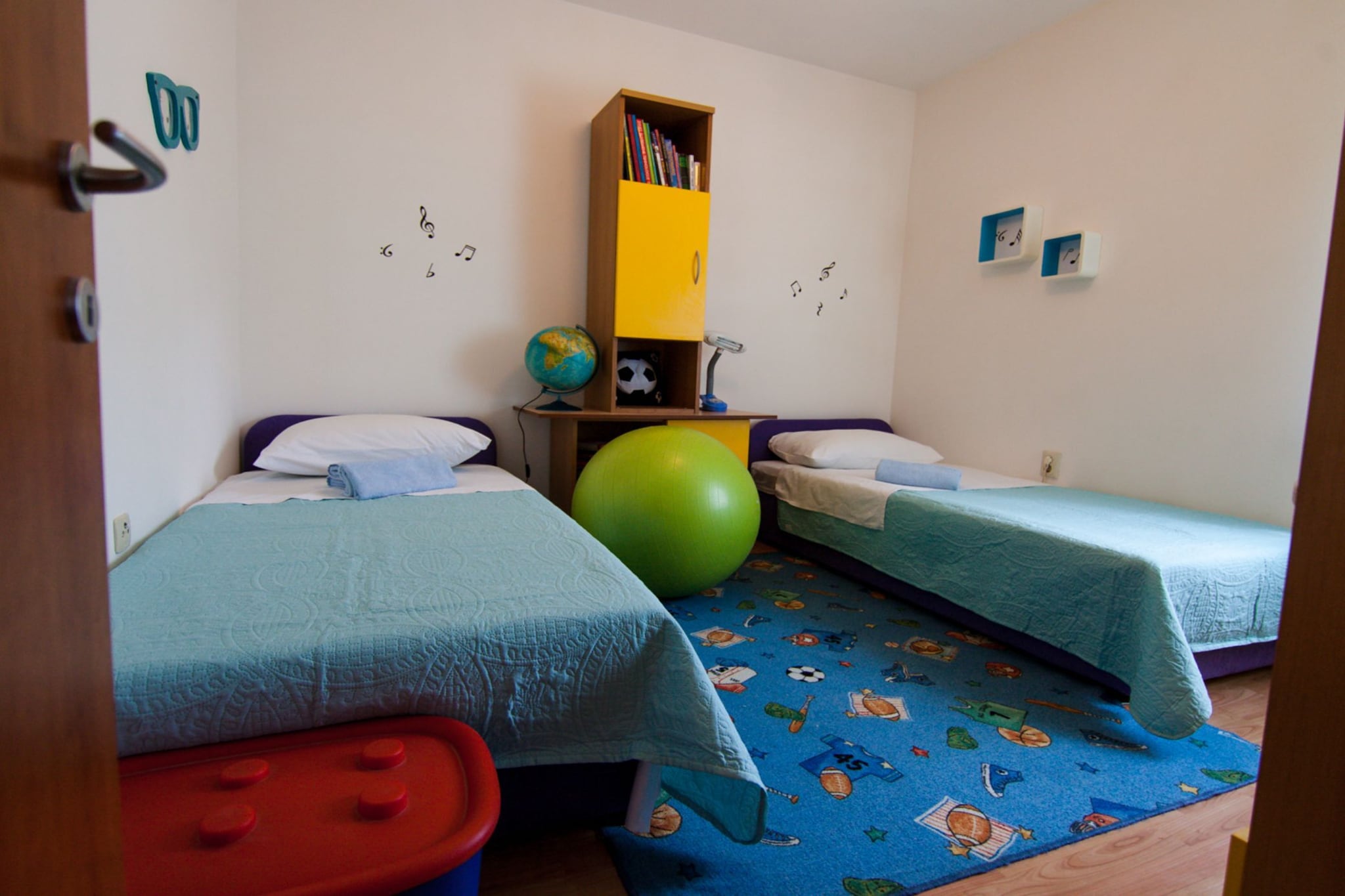 Elegant Holiday Home with Private Gym and Roof Terrace - Four Bedroom Holiday Home-Chambre