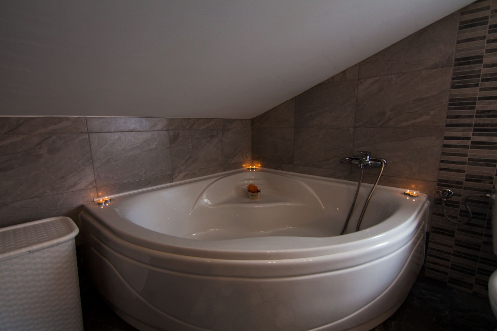 Elegant Holiday Home with Private Gym and Roof Terrace - Four Bedroom Holiday Home-Salle de bain