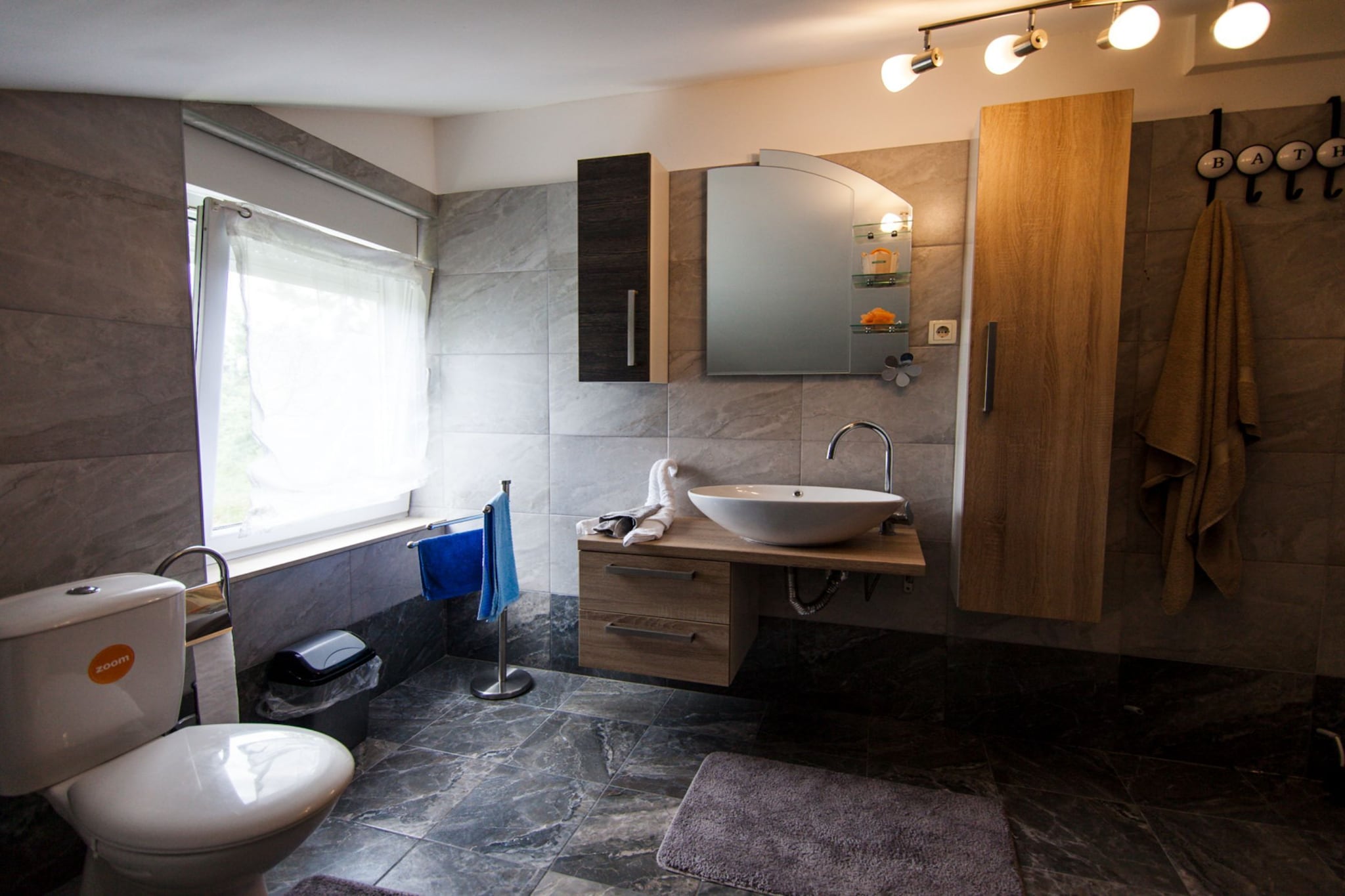 Elegant Holiday Home with Private Gym and Roof Terrace - Four Bedroom Holiday Home-Salle de bain
