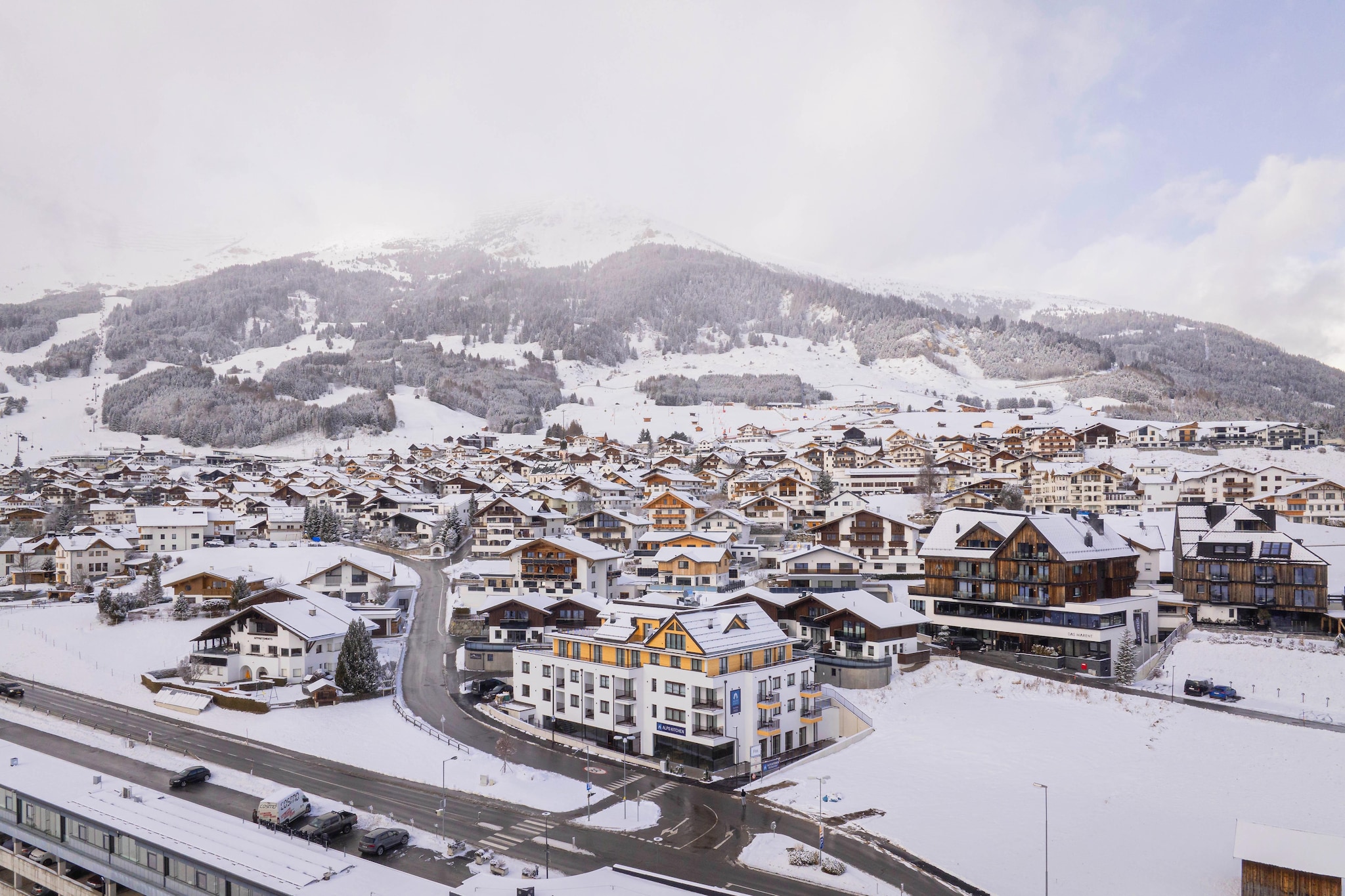 Choose the ideal vacation apartment for your stay in the Tyrolean Alps, where you can enjoy long hours of sunshine and breathtaking views. This charming 45 m² apartment on the first floor is perfect for up to 2 people, featuring a cozy bedroom with a double bed and a modern bathroom with a shower and WC.
After a day of skiing, hiking, or biking, the wellness area is the perfect place to unwind. With two saunas, an infrared cabin, and a cozy relaxation room, you can enjoy ultimate relaxation and rejuvenation. This apartment offers the ideal mix of comfort, adventure, and tranquility, making it the perfect base for your Tyrolean getaway.
The fully equipped kitchen invites you to prepare and enjoy meals together, creating a comfortable, home-like atmosphere. If you prefer to relax and be pampered, the resort’s own restaurant offers a wonderful dining experience.