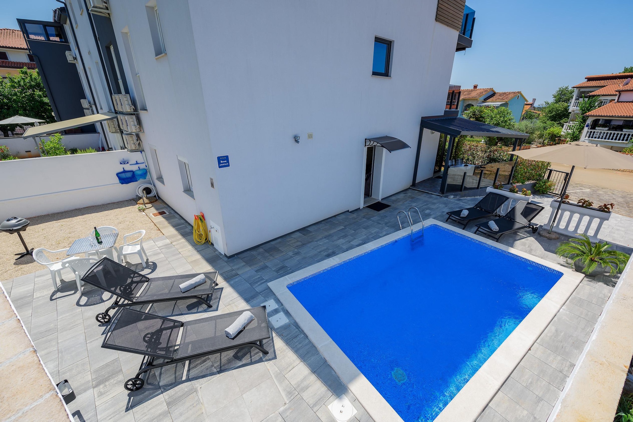 Apartment Vedran with heated pool, near Porec-Uitzicht zomer