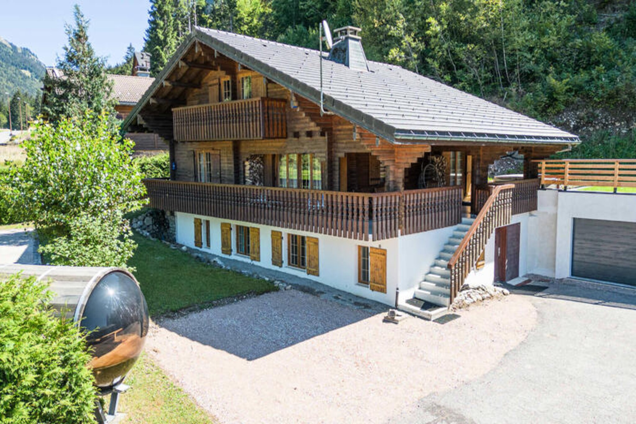 This magnificent independent chalet offers 180m² of luxurious living space, spread over three levels, and can accommodate up to 10 people. The property features four spacious bedrooms, each with its own en-suite bathroom, and a fully equipped kitchen ideal for group meals. The living room, complete with a fireplace, provides a cozy atmosphere and opens onto a terrace with a jacuzzi, perfect for relaxation. Additionally, a games area with table football, darts, and a Molky game adds fun to the stay.

The chalet is ideally located in Montriond, just a five-minute walk from the center, with easy access to the slopes of Avoriaz and the Portes du Soleil ski area via a nearby shuttle stop. It’s also close to Morzine, ensuring guests have quick access to both ski resorts and the village center with its shops and amenities. For those traveling by public transport, the location is well-connected, making it an excellent base for exploring the region. Whether for winter sports or summer activities, the surrounding area offers a wide range of options, with scenic mountain views enhancing the experience.

In addition to the high-end amenities, the chalet includes practical features such as a laundry room with a washing machine and dryer. The kitchen is equipped with modern appliances, including an oven, kettle, dishwasher, coffee makers, and a Soda Stream, ensuring a convenient and comfortable stay.