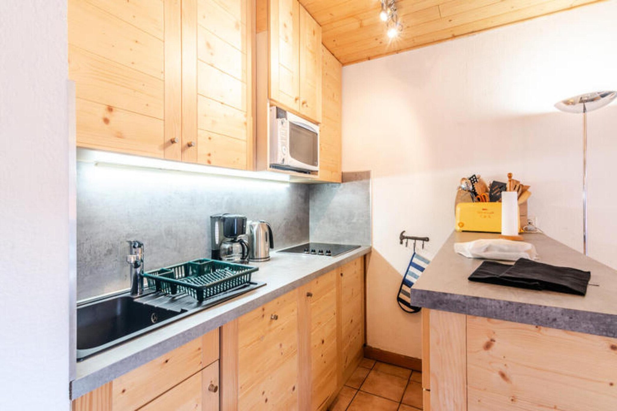 This spacious 4-room apartment is located on the ground floor of the LES CORDETTES Residence in Morzine, offering a comfortable stay just 600m from the ski lifts and 800m from the town center. The apartment, with a generous 95m² of space, can accommodate up to 8 guests and boasts a south-eastern exposure, ensuring plenty of natural light. The fully equipped kitchen opens to a cozy living room with a bar area, perfect for socializing after a day on the slopes. The living room features three sofas, including one that converts into a bed, a fireplace, a TV, and access to a balcony-terrace. There are three bedrooms: two with single beds (one of which can be pushed together) and one with a double bed. The apartment includes a shower room with a toilet and a separate WC, along with a bathroom for added convenience.
The area is ideal for both winter sports enthusiasts and those looking to explore the stunning alpine scenery.
Included services are reception at the agency, household linens, beds made on arrival, and end-of-stay cleaning (excluding the kitchen). Additional amenities include a private closed garage, ski locker, and internet access. The property is close to both the ski lifts and Morzine's lively town center, which offers a range of shops, restaurants, and après-ski activities