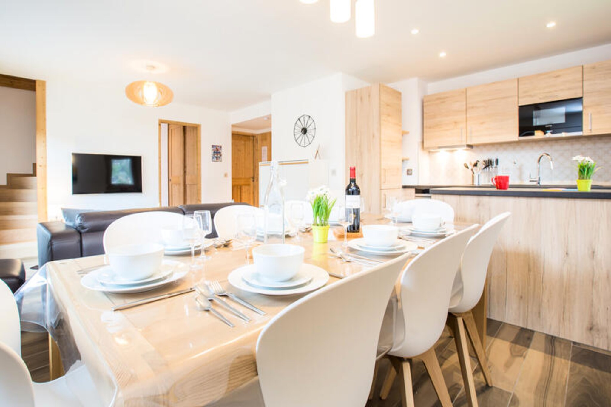 This spacious 3-star duplex apartment is located in the heart of Morzine, just 100 meters from the ski slopes, making it the perfect base for an alpine getaway. With 105m² of living space, the apartment can comfortably accommodate up to 9 guests. The south-east-facing property is situated on the 2nd floor offers modern amenities for a comfortable stay.
Located in the center of the village, this apartment is close to shops, restaurants, and cafes, as well as a variety of outdoor activities, including skiing, snowboarding, and hiking. The charming town of Morzine also offers vibrant après-ski options and is part of the extensive Portes du Soleil ski area.
The first level features a fully equipped kitchen, a dining area, and a cozy living room with terrace access. There are two bedrooms, one with two single beds pushed together and the other with a double bed and a single hanging bed. A shower room and independent toilet are also on this floor. On the mezzanine level, you'll find a small living area, another double bedroom with balcony access, and a second shower room with an independent toilet.Additional features include a double garage, ski locker, Wi-Fi, and high-quality bedding and towels. Pets are not allowed, and the apartment is non-smoking.