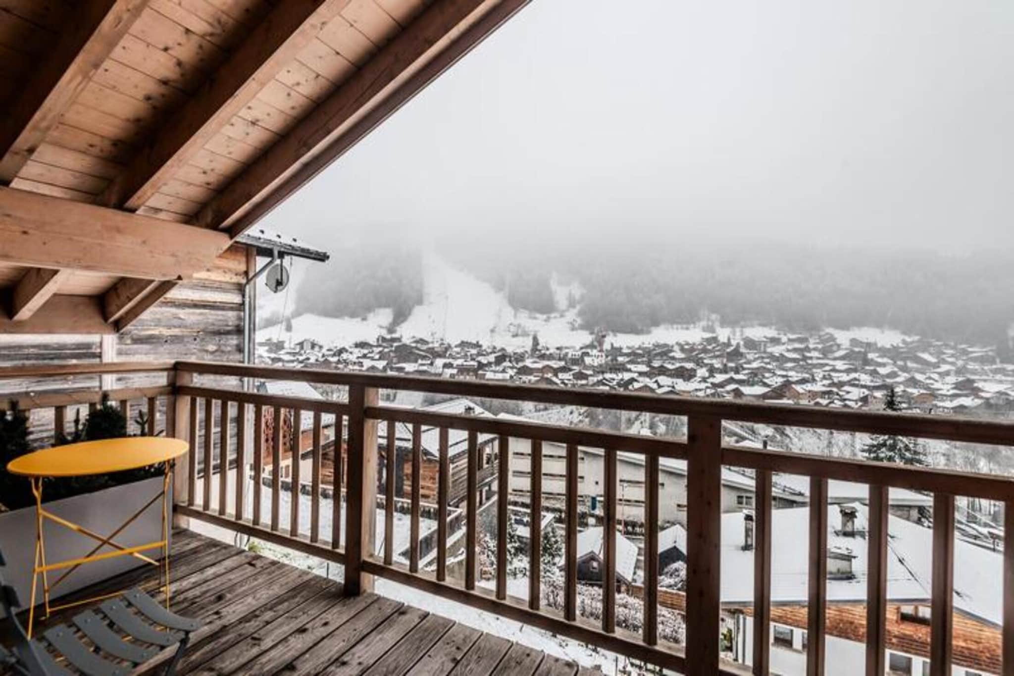 The "Mont Paradis" apartment, located in the Les Balcons des Bois-Venants residence in the Super Morzine area, offers a perfect alpine retreat with stunning views of the village and surrounding mountains. This spacious 66m² apartment, with an additional balcony, faces south-west, ensuring plenty of sunshine throughout the day. Situated just 5 minutes from the village center and the Super-Morzine ski lifts, it provides easy access to both skiing and the charming town of Morzine.
Nearby, enjoy easy access to the Super-Morzine ski area, offering fantastic slopes for skiing and snowboarding. In the summer, explore the numerous hiking trails and enjoy the vibrant atmosphere of Morzine with its cafes, shops, and restaurants.
The apartment features a well-equipped kitchen with modern appliances, including a fridge, induction hob, oven, microwave, dishwasher, toaster, coffee maker, and raclette and fondue sets for après-ski meals. The open-plan kitchen flows into the dining area and living room, which includes a cozy wood stove and access to the balcony. There are two bedrooms: one with three single beds and an en-suite shower room and toilet, and the other with two single beds. A separate bathroom and an independent toilet are also provided, along with a laundry area that includes a washing machine and dryer.Guests can enjoy covered parking, a ski locker, and several included services, such as linens, cleaning products, and beds made on arrival. Pets are not allowed, and the apartment is non-smoking. A €500 deposit is required.