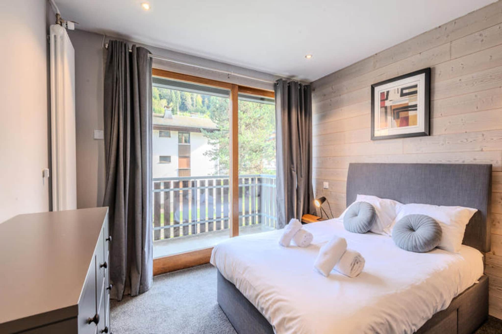 Located in the charming residence of Le Nantaux, Bat B, this fully renovated 3-room apartment offers a comfortable and inviting stay just 900 meters from the center of Morzine and the ski slopes. With a south-west facing orientation, the apartment enjoys abundant natural light and a warm atmosphere. The spacious 60 m² apartment includes two balconies and features a well-designed layout with a welcoming entrance hall, a separate WC, and two cozy bedrooms: one with a double bed and a balcony, and the other with two single beds that can be combined into a double. The modern shower room and open-plan kitchen, which leads to a terrace with garden furniture, add to the apartment’s appeal. A separate living room with a large corner sofa and TV provides a relaxing space after a day on the slopes.