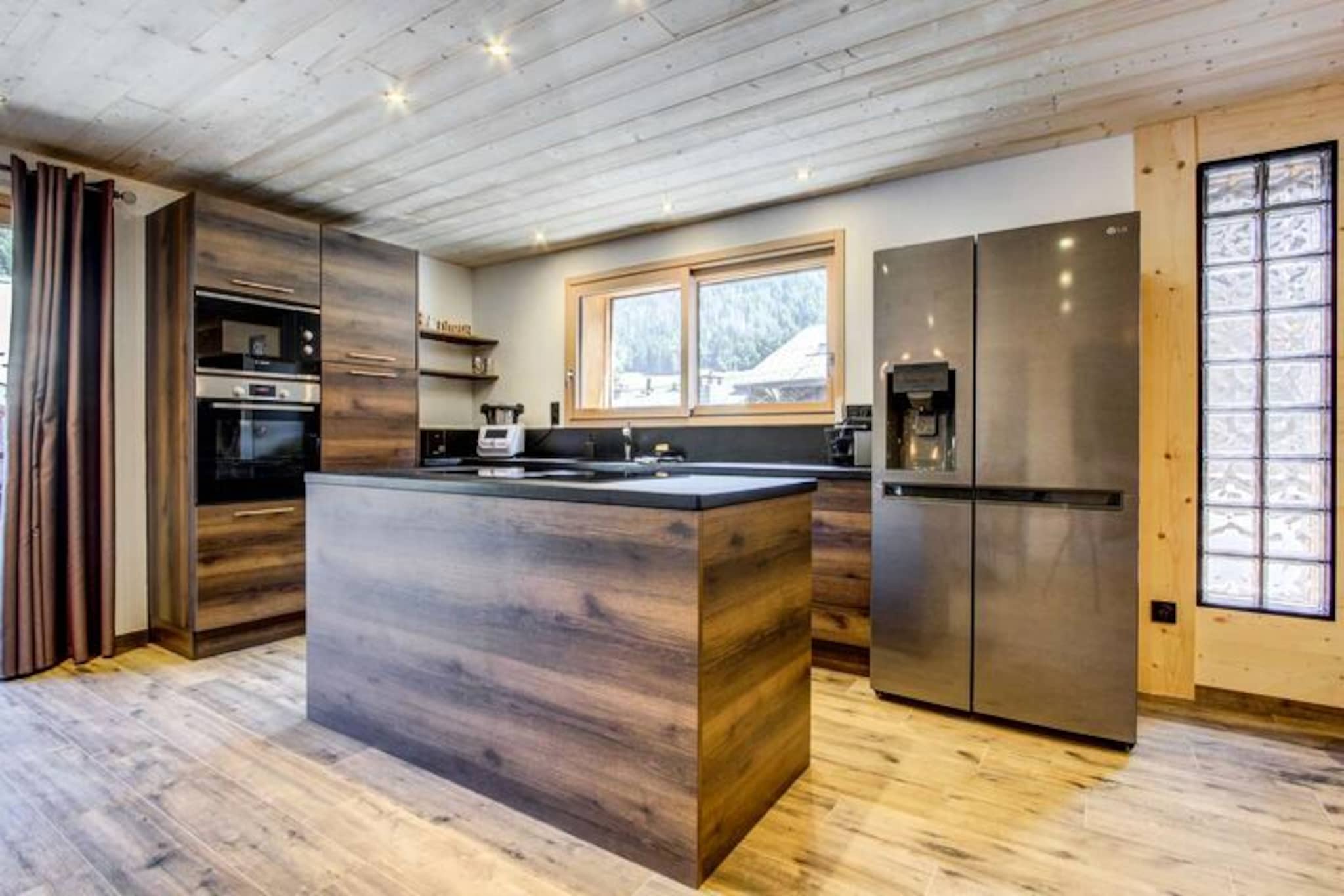 This newly refurbished apartment is located just 350 meters from the slopes and the Pleney cable car, offering a spacious accommodation for up to 8 people. The property includes three well-appointed bedrooms: a double bed in Bedroom 1 with TV and balcony access, a single bed in the hallway cabin area, three single beds in Bedroom 3, and a double bed in Bedroom 2 with a TV. The apartment also features a separate WC, two bathrooms (one with a bathtub), and a living room with a decorative fireplace and TV. Outdoor amenities include two covered parking spaces, a terrace, and an outdoor shed for ski and bike storage.

Located on the 1st floor of a small, ideally situated residence in the village, the apartment provides easy access to the ski slopes and cable car. Guests can also explore nearby shops and amenities. This area is ideal for both winter and summer activities, with close proximity to the slopes and access to local hiking and biking routes. The residence's location allows guests to enjoy the convenience of the village while having quick access to outdoor recreation.

The apartment is well-equipped with modern amenities, including a fully equipped open kitchen, dining area, washing machine, dryer, and Wi-Fi. Linen and towels are provided, with beds made upon arrival, and end-of-stay cleaning is included. For added convenience, the residence offers a ski/bike storage shed with boot dryers. The property is non-smoking, and pets are not allowed.
