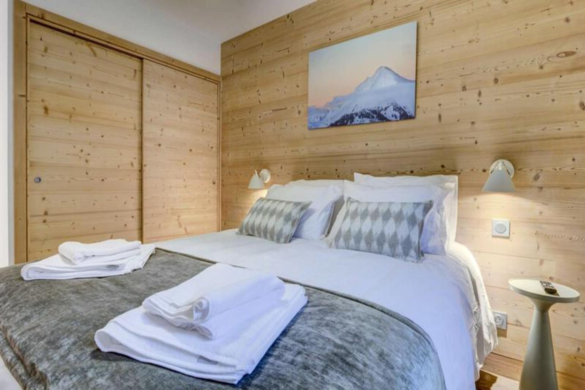 This stunning 3-bedroom apartment with a cabin, perfectly located in the heart of Morzine, just 500m from the Morzine slopes. Situated on the 2nd floor of a newly built residence with an elevator, this 90m² apartment offers a spacious and comfortable layout for up to 8 guests. 

In summer, the area offers hiking, mountain biking, and beautiful alpine scenery, while the lively village center and après-ski attractions are just a short walk away.

The bright living room features an open kitchen, dining area, and lounge, with access to a terrace for outdoor enjoyment. The apartment also includes a separate shower room with a WC. Bedroom 1 has the flexibility of two single beds or a double bed and access to the balcony. Bedroom 2 and Bedroom 3 each have two single beds (or a double) with en-suite shower rooms and WC. A convenient sleeping area with bunk beds is also available. Additional amenities include a private garage with an electrical outlet, underground parking, a ski locker with a boot dryer, and a cellar. Guests can enjoy the convenience of mid-stay and end-of-stay cleaning, with sheets and towels provided.