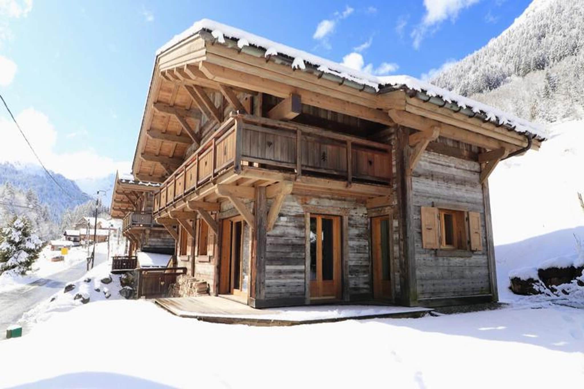 This unclassified property, located near the center of Benevy in a charming mountain district, provides a comfortable and practical retreat for up to four guests. The apartment, located on the first floor, features a cozy living room with a sofa bed, a fully equipped kitchen, and one bedroom with a double bed (140x200 cm). With a total area of 28m², it includes a bathroom with a shower, WC, and sink. Guests can relax on the 10m² balcony, furnished with garden furniture, offering a perfect spot to enjoy the mountain views. Although there is no Wi-Fi, guests can rent a Wi-Fi box in advance, ensuring easy connectivity. Pets are allowed, making the apartment an excellent choice for those traveling with dogs.

The property is ideally situated for outdoor enthusiasts, with the Chavannes and Mont Chéry gondola lifts just 500 and 600 meters away, respectively. The French Ski School and tourist office are both located within 500 meters, providing easy access to ski lessons and information. For those looking for more activities, the swimming lake is 1700 meters from the apartment, and the nearest bus station is 600 meters away. Additionally, a shuttle stop is only 120 meters from the property, making transportation seamless. The convenient location near popular attractions and transport links makes this property an excellent choice for both skiers and nature lovers.

The apartment is fully equipped with essential amenities for a comfortable stay. The kitchen features a refrigerator, microwave, oven, and dishwasher, allowing guests to prepare meals with ease. The property offers private exterior parking and heating throughout the apartment for added convenience. While household linen is not provided, guests can rent sheets and towels for an additional fee. End-of-stay cleaning is also available for an extra charge. A €250 deposit is required upon arrival, and smoking is prohibited in the accommodation, ensuring a pleasant and smoke-free environment.