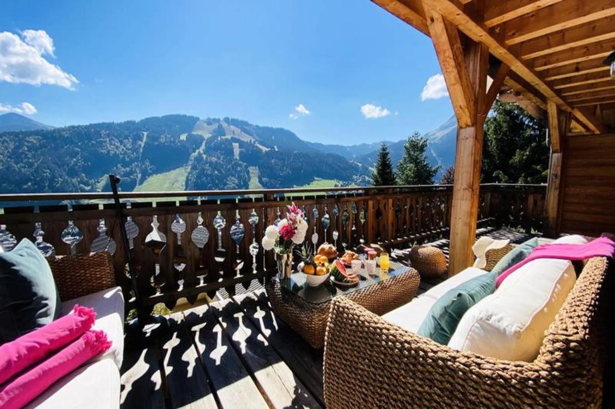 This charming duplex apartment, located in the heart of Morzine, can accommodate up to 8 guests, offering a peaceful retreat with stunning views of the village and the Pleney slopes. The apartment features three bedrooms, each with an en-suite shower room or bathroom, and a spacious living area with an open kitchen that leads to a terrace. It is ideal for families or groups, and the residence also includes access to a swimming pool during the summer months. The apartment provides essentials like towels, bed linen, and heating, with a deposit required upon arrival.

The property benefits from a prime location with easy access to both winter and summer activities. Situated in the Portes du Soleil ski area, Morzine offers a variety of outdoor pursuits, including skiing, snowboarding, hiking, and mountain biking. Guests can enjoy breathtaking landscapes, charming villages, and numerous recreational options such as rafting, canyoning, and stand-up paddleboarding on Lake Montriond. A free shuttle service is available near the residence for easy access to the resort, and there is a private covered parking space for convenience.

The well-equipped kitchen and living area make it perfect for preparing meals and relaxing after a day of adventure. The apartment’s layout includes practical amenities such as a washing machine and a separate toilet. For additional services like airport transfers, ski equipment rental, or home chef services, guests can contact the concierge for customized assistance.