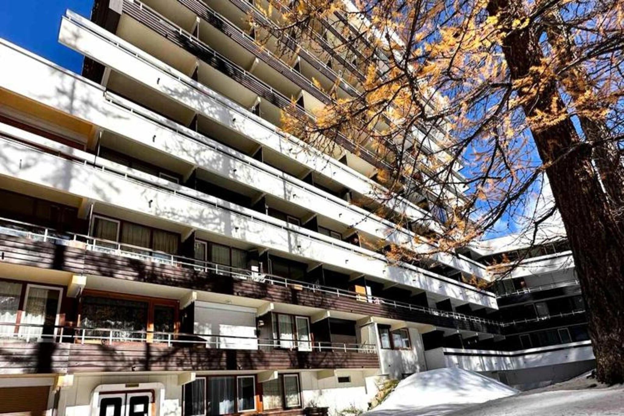 This charming apartment offers an unbeatable location "on the slopes," providing direct access to the ski lifts and stunning views of the competition stadium and surrounding slopes. The ski room allows for easy access to the foot of the Sibière chairlift, while pedestrian access leads to the vibrant Point Show area, where you’ll find a variety of shops, restaurants, and other amenities for your convenience. The apartment features a spacious living room with a bunk bed and a pull-out sofa that can convert into a double bed, offering flexible sleeping arrangements.

For those who love the outdoors, this residence is ideally situated for skiing and snowboarding, with easy access to the slopes. In the summer, the area offers opportunities for hiking and exploring the beautiful alpine surroundings. With its central location, proximity to amenities, and breathtaking views, this apartment is the perfect choice for your mountain retreat.

 The open kitchen is fully equipped with a microwave oven, traditional oven, dishwasher, toaster, kettle, Nespresso coffee machine, and a raclette machine, making it perfect for preparing meals after a day on the slopes. The bathroom includes a shower cubicle, sink, and toilet.
