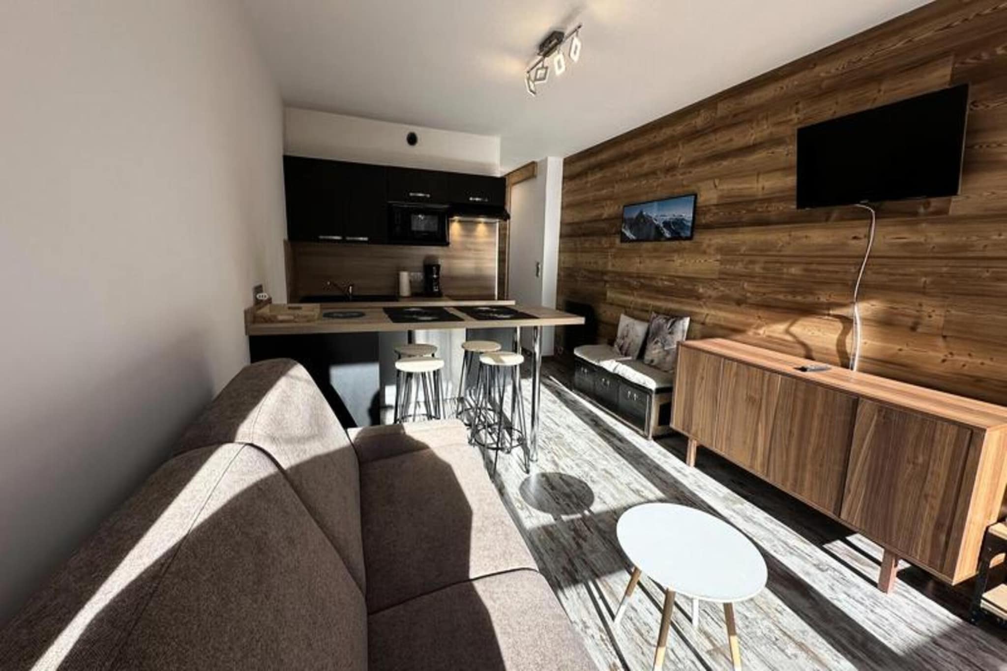 This property, along with its cozy and practical layout, accommodates up to 4 guests. It features a mountain corner with two single bunk beds and a new double sofa bed in the living area. The apartment includes a modern shower room with a WC and a south-facing balcony with a beautiful view of the slopes. For added convenience, guests can rent bed linen and towels at an additional charge, while end-of-stay cleaning can be arranged upon request. Please note that pets are not allowed, and the property is strictly non-smoking.

The apartment is ideally located on the 10th floor of a residence in Vars les Claux, offering direct access to the ski slopes. The ski room provides a direct link to the foot of the Sibière chairlift, allowing for easy access to the slopes. The vibrant Point Show area, just a short walk away, offers a variety of shops, restaurants, and amenities. This central location ensures that guests can easily enjoy the resort's offerings while staying close to essential services.

The fully equipped kitchen is perfect for preparing meals after a day on the slopes. It includes a fridge, induction hob, microwave/conventional oven, and a dishwasher, making meal prep effortless. A filter coffee machine is also available for your morning coffee. The open-plan kitchen flows into the bright living room, creating a welcoming and functional space. With heating provided throughout the apartment, it remains warm and comfortable during colder months, offering a relaxing retreat after a day of outdoor activities.