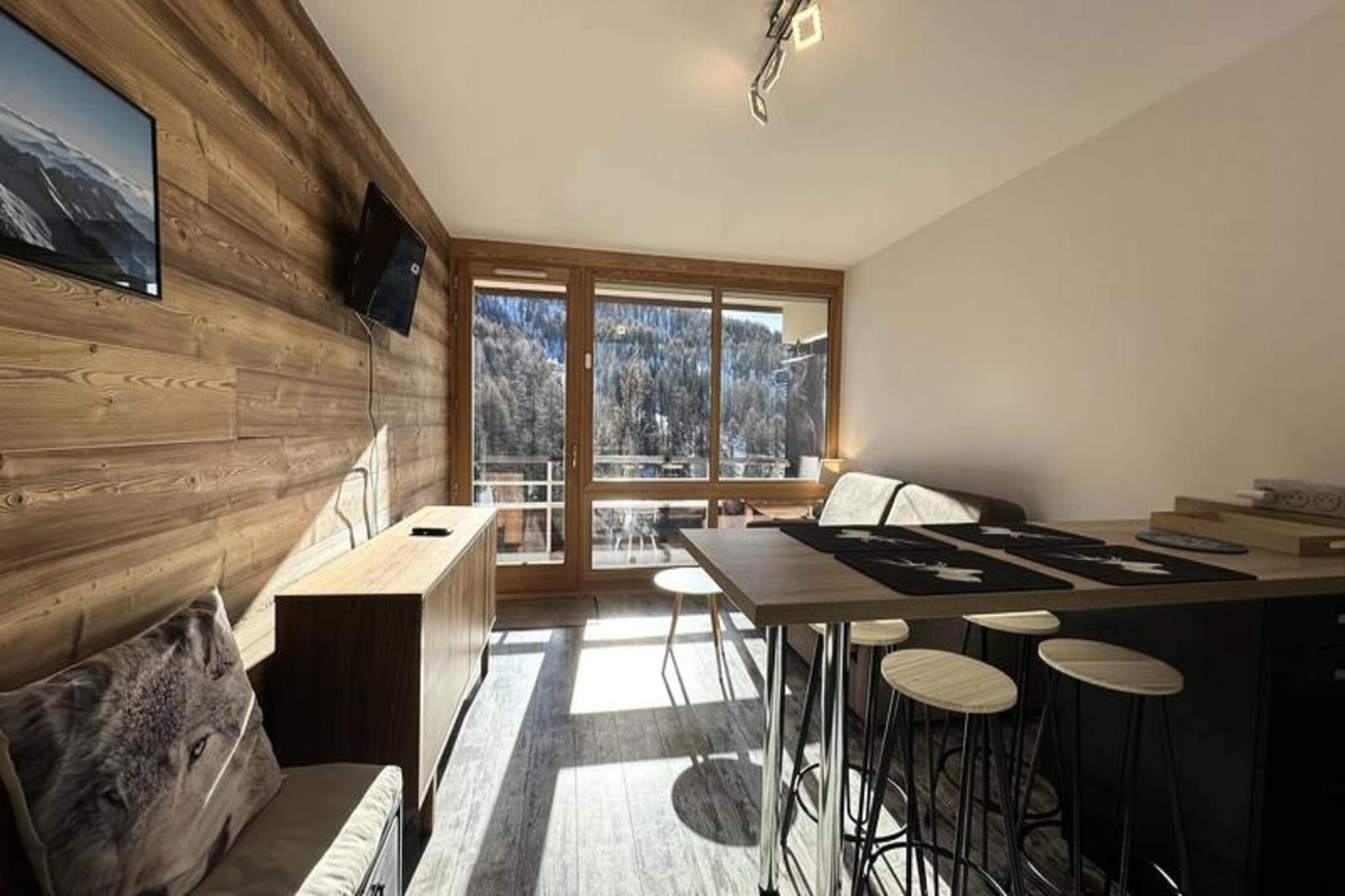 Apartment in Vars with Ski-In/Ski-Out Access