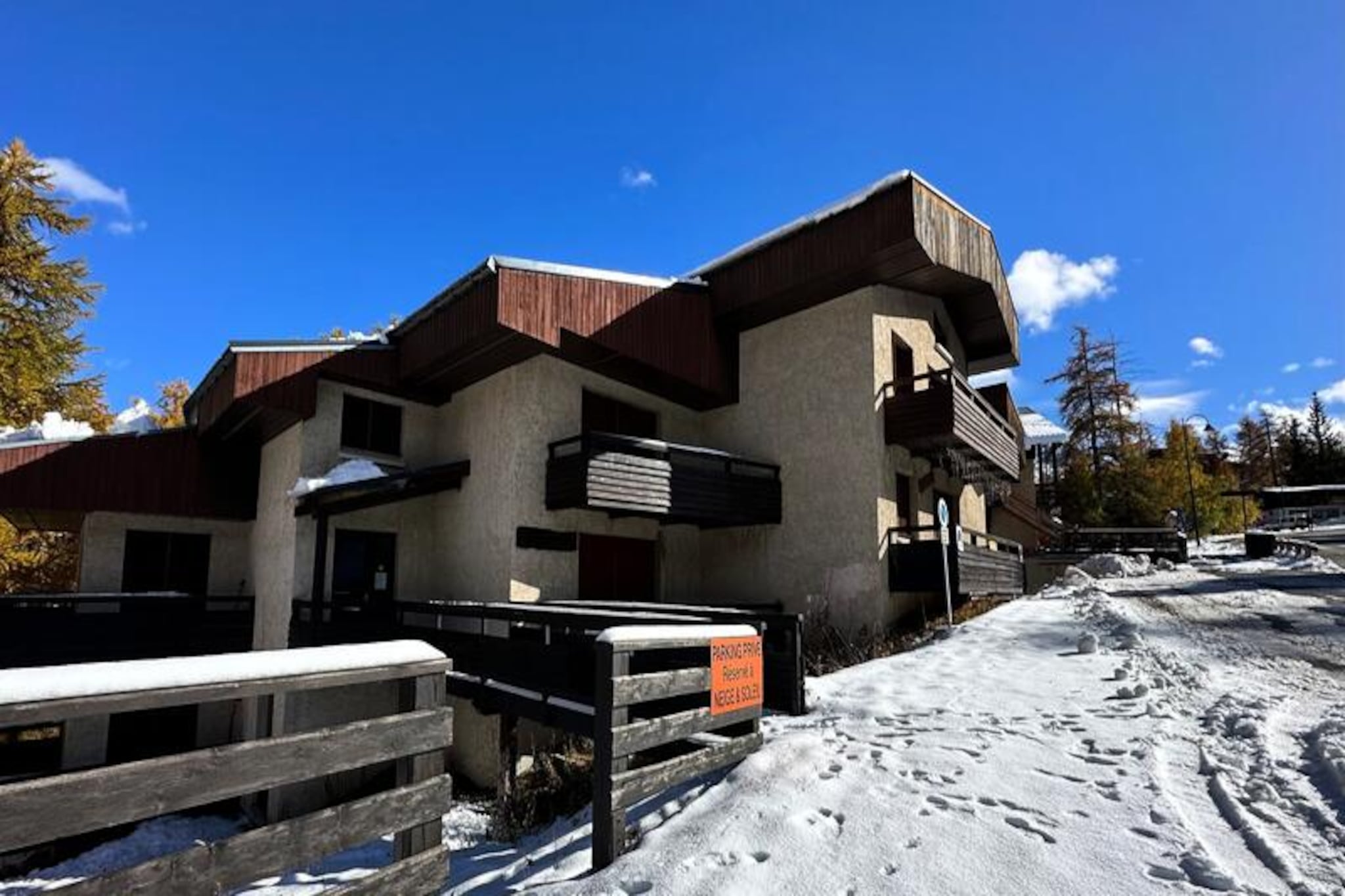 This well-located apartment offers comfortable accommodation for up to 4 people. The living room is equipped with a kitchenette and opens onto a balcony, providing a pleasant outdoor space with views of the surrounding area. The apartment includes two sleeping areas: one with two single bunk beds in a mountain corner at the entrance, and the other with a convertible sofa bed with a real mattress, ideal for a restful sleep. A separate shower room and toilet add to the convenience. The apartment also includes essential amenities such as a dishwasher, fridge, grill oven, induction hobs, raclette machine, and a Nespresso coffee machine. The residence is non-smoking, and pets are not allowed.

Located in the heart of Vars Les Claux, this residence offers an unbeatable position just steps from the resort's key amenities. The building is situated on the left as you climb from Guillestre, with free parking spaces reserved for residents right in front of the property. The apartment is just 20 meters from the ESF, 30 meters from Point Show, and 20 meters from the tourist office and its shops. With such proximity to these attractions, guests can easily access all the resort's services, including ski schools, shopping, and dining options. 

The apartment’s kitchen is well-equipped with modern appliances, allowing guests to prepare meals at their convenience. It includes a dishwasher, induction hobs, fridge, and a grill oven, making it ideal for self-catering stays. Additionally, a raclette machine and Nespresso coffee machine are provided for those who enjoy a cozy, home-like atmosphere. End-of-stay cleaning is not included, and linen is available for an additional fee, allowing guests to tailor their stay as needed. A €600 deposit is required upon arrival.