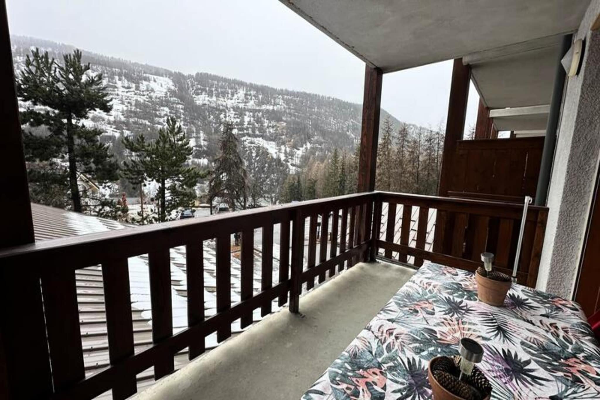 This family-friendly residence in Vars Saint-Marcellin offers a comfortable and convenient stay with a free shuttle stop right in front, providing easy access to the resort. The apartment is ideal for families and can accommodate up to 6 people. It features a cabin with a double bed and a single bunk bed, a bright living room with a "rapido" convertible sofa, and a terrace with mountain views. The lower level has a bedroom with a double bed, a dressing room, and a shower room. Additional amenities include a fully equipped kitchen, a ski room, and a covered parking space.

The residence's location ensures a relaxed and practical stay, with ski lifts just 1.5 km away, easily accessible via the free shuttle. The apartment also includes a range of kitchen appliances such as a dishwasher, microwave, and Nespresso coffee machine, making it ideal for self-catering. For guests' convenience, there is a ski room with individual storage lockers and a covered parking space with an arch.

Optional services include linen rental (sheets and towels), with end-of-stay cleaning available at an extra charge. Pets are not allowed, and the property is strictly non-smoking. A security deposit is required upon arrival.