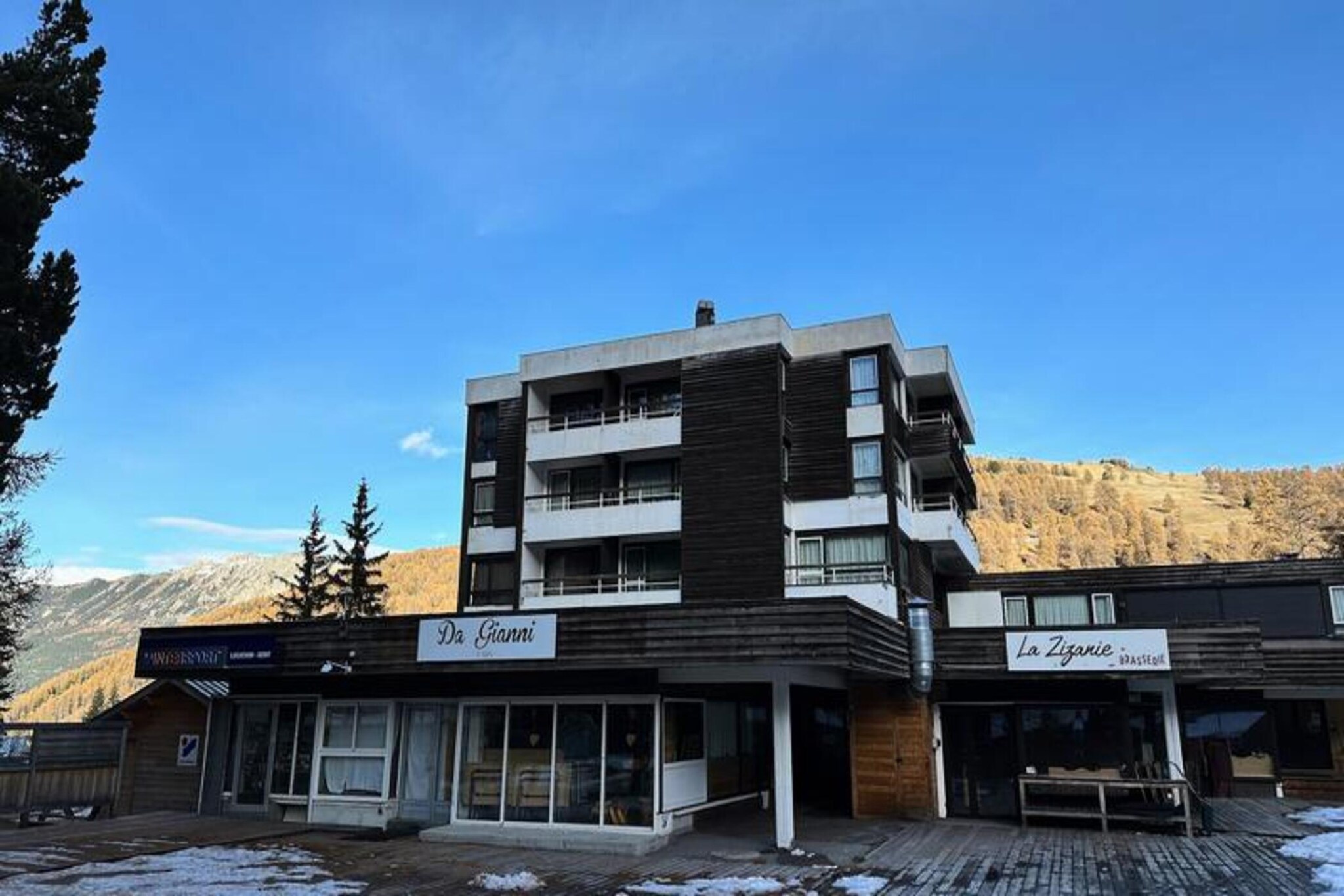 This cozy apartment is ideally located at the heart of the Vars Les Claux resort, offering direct access to the slopes and breathtaking mountain views. Perfect for a ski-in, ski-out experience, it places you in close proximity to all resort amenities, shops, and entertainment. The apartment features a spacious living/dining room with an electric fireplace and large bay windows, filling the space with natural light. The well-equipped kitchenette includes a dishwasher, microwave, ceramic hobs, toaster, raclette machine, and a Senseo coffee machine, ideal for preparing meals after a day on the slopes. 

Nearby, you'll find the ski lifts and slopes right at your doorstep, along with shops, restaurants, and local entertainment, ensuring an unforgettable stay in the heart of the French Alps.

Sleeping arrangements include a mountain corner with a 90x200 bed, a bedroom with a 160x200 double bed, and a 160x200 double sofa bed, comfortably accommodating up to six guests. The apartment also includes a separate toilet and a shower room. The large balcony offers stunning views of the surrounding mountains and slopes, providing a perfect spot to relax after an active day. 

