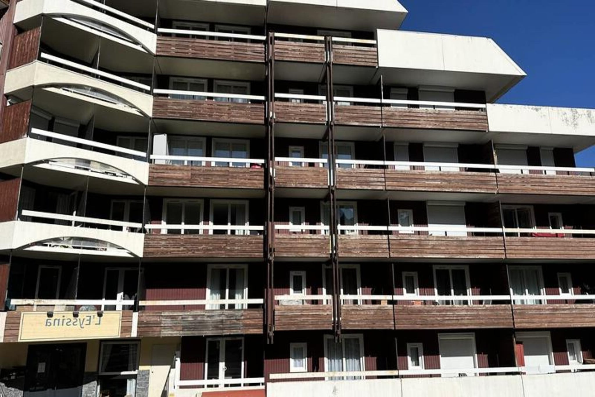 This 30m² apartment in the Eyssina residence is perfectly located in the heart of Vars les Claux, just steps from the ski slopes and near the Point Show shopping gallery. Situated on the 3rd floor with elevator access, it can comfortably accommodate up to 5 people and offers easy access to both the slopes and local amenities. The apartment features a bright living room that opens onto the kitchen, a double bedroom, a separate cabin with bunk beds, a bathroom, and a separate toilet. The south-facing balcony provides a beautiful space to enjoy the sunshine and surrounding mountain views.The well-equipped kitchen includes a kettle, toaster, raclette machine, filter coffee machine, microwave, dishwasher, and electric hob. Sleeping arrangements include a double bed (140x200 cm) in the bedroom, two single beds in the cabin (90x180 cm), and a convertible sofa (140x200 cm) in the living room. 

The property is conveniently close to ski lifts, shops, and restaurants, making it an ideal base for both skiing in winter and enjoying outdoor activities like hiking and mountain biking during the summer months.

Additional amenities include a ski locker and laundry access. End-of-stay cleaning is not included, and linen can be provided for an additional fee. The apartment is non-smoking and pets are not allowed. A security deposit of €600 is required.

.