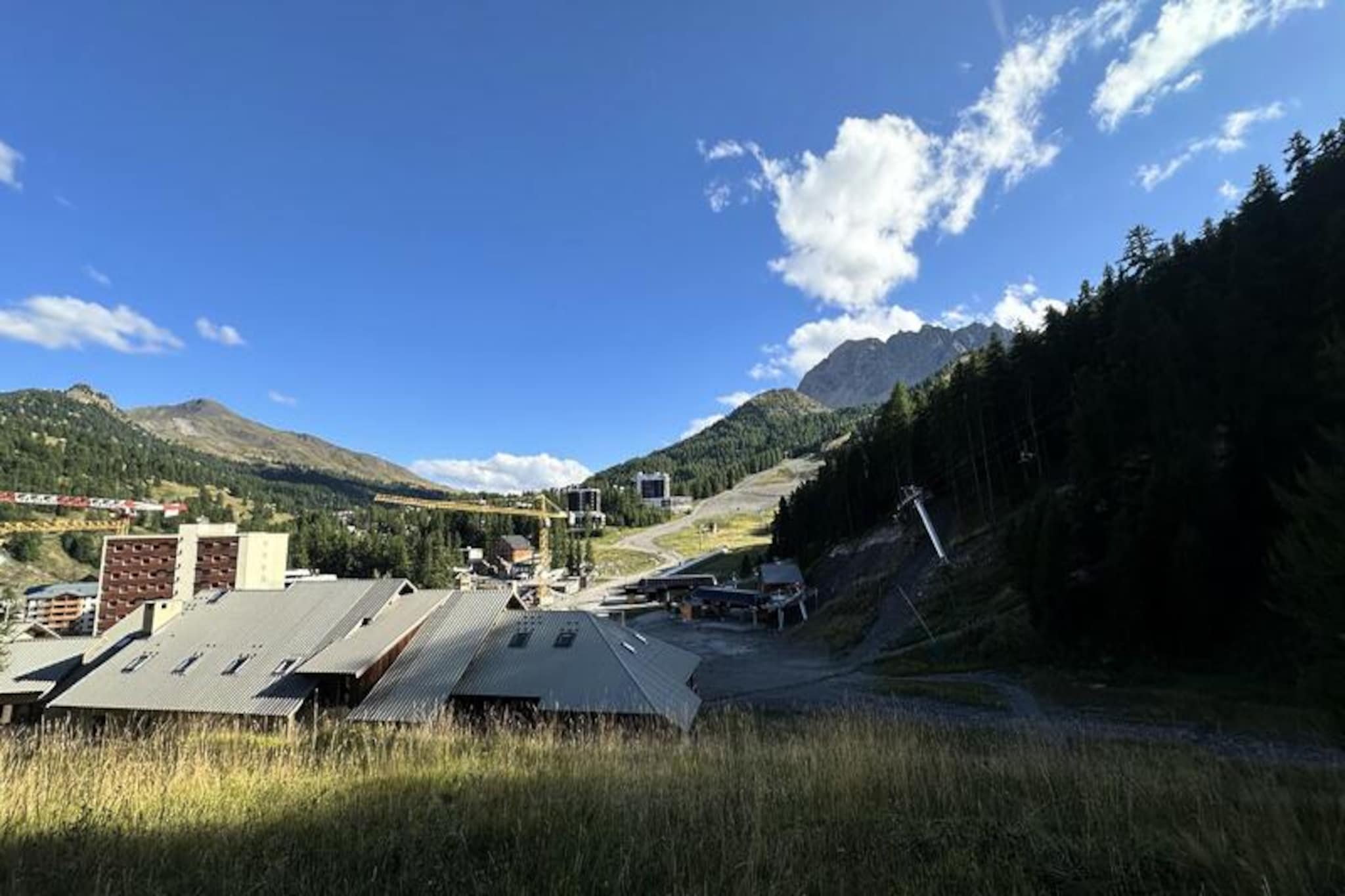 This property, along with its convenient ski-in/ski-out access, offers a 40 m² apartment designed to accommodate up to 7 guests, making it perfect for families or small groups. The apartment includes a bedroom with a bunk bed and drawer bed, a mezzanine with a double bed, and a living room with a convertible sofa. It also features a small south-facing balcony with a view of the slopes. Additional amenities include an electric fireplace, speaker, combi oven, kettle, Dolce Gusto coffee machine, hand blender, and toaster. The property does not allow pets, and smoking is strictly prohibited. End-of-stay cleaning and linen services are available for an additional cost, with a security deposit required.