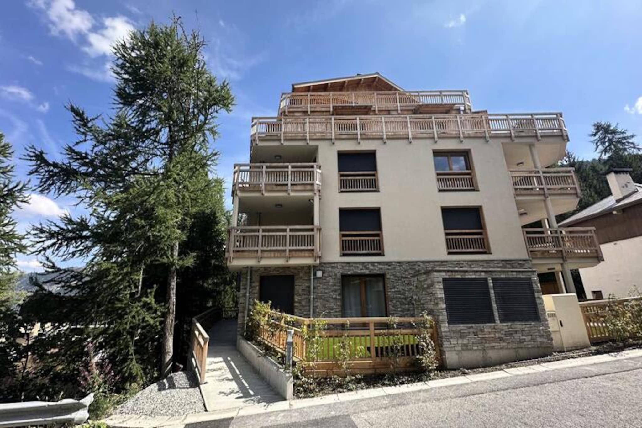Located in the heart of Vars, the **Le Solea** residence offers a refined living experience designed to enhance comfort in the mountains. This modern 65 m², 3-room apartment on the ground floor features a spacious living room with an open, fully equipped kitchen, including a traditional oven, microwave, induction hob, dishwasher, fridge-freezer, kettle, toaster, and Smeg coffee machine. The apartment has two double bedrooms, one with access to the outdoors, the other with a 160x200 bed and a television. A sofa bed provides additional sleeping for up to two guests. The bathroom and toilet are separate, ensuring convenience and privacy.

The surrounding area is renowned for its skiing, snowboarding, and mountain biking, while hikers can explore numerous trails with stunning views. Vars also offers a vibrant après-ski scene with cozy mountain restaurants, as well as various activities like paragliding, snowshoeing, and exploring nearby villages such as Guillestre.

Guests will enjoy Wi-Fi, a garage space, ski storage with a boot dryer, and access to a spa and sauna. Its location is perfect for easy access to the slopes, just minutes from Vars' resort center.