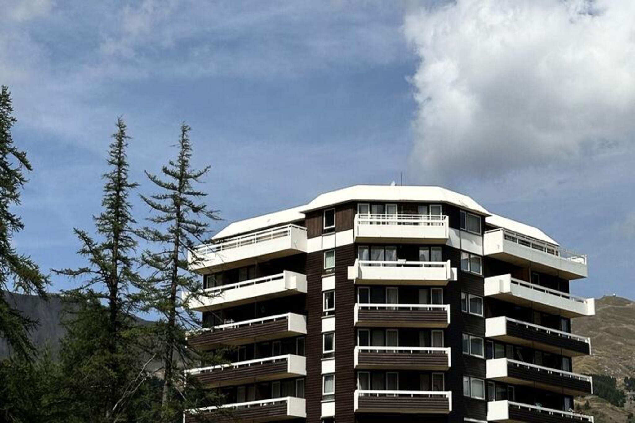 This ski-in, ski-out apartment is perfectly situated on the green slope of Chemin des Italiens, offering direct access to the slopes, making it ideal for beginners. The property is just steps away from the luge track and the Sherpa supermarket, as well as several equipment rental shops. A free bus stop at the foot of the building provides easy access to the entire resort, and the Point Show is only 500 meters away, where you can find a new swimming pool and various shops. Parking spaces are conveniently located nearby.

The property is a short distance from local attractions, including the resort’s new swimming pool and shops, ensuring a balance of both relaxation and convenience. Enjoy the perfect ski holiday with easy access to everything you need!

The apartment includes a cozy dining area with an open kitchen that leads to a south-east facing balcony, perfect for enjoying the views. The living area features a sofa bed with a real mattress, offering comfort after a day on the slopes. The kitchen is well-equipped with a microwave, traditional oven, dishwasher, induction hobs, citrus press, hand blender, toaster, kettle, washing machine, and both a fondue and raclette set for cozy meals. A Nespresso coffee maker is provided for your convenience.

