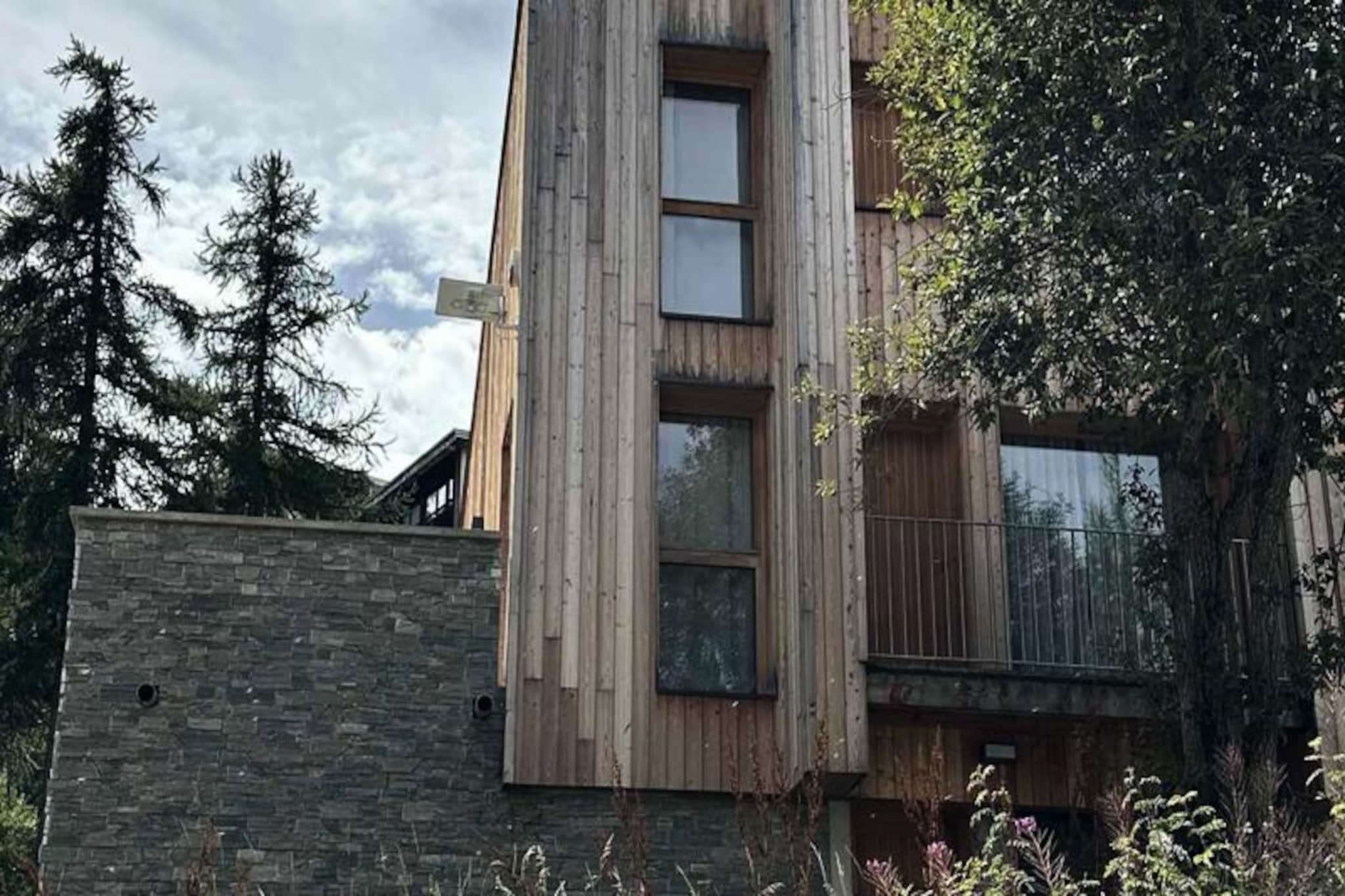 Property along with a spacious and modern design is ideal for accommodating 8-10 people in comfort. This newly built chalet features a variety of sleeping arrangements, including a double bed, bunk beds, and a sofa bed, providing flexibility for families or groups. The living room includes a sofa and access to two balconies, offering lovely views. The chalet is non-smoking and does not allow pets. Additional services such as end-of-stay cleaning and beds made on arrival are included in the rental. For those with vehicles, there is parking available both outdoors and in an indoor garage with a car socket.

Located in a prime position, this chalet is just a short distance from the slopes, allowing for easy ski access. The residence is part of the Varsea chalets complex and offers easy access to local amenities, including a ski room area with ski racks and boot warmers. The chalet is also near the garage with a wood supply, making it a great option for winter sports enthusiasts. For guests who wish to explore the surrounding area, there is ample outdoor space and convenient access to public transport.

The chalet is equipped with a high-end, fully fitted kitchen, including a dishwasher, electric oven, microwave, and a range of coffee machines, such as a Dolce Gusto and filter machine, for the convenience of guests. The kitchen is complemented by complete crockery and a raclette machine for cozy meals. The open-plan living area is enhanced by a fireplace with an insert, adding to the chalet’s welcoming atmosphere. Additional amenities include a washing machine, tumble dryer, and a baby bed, ensuring all family needs are met.