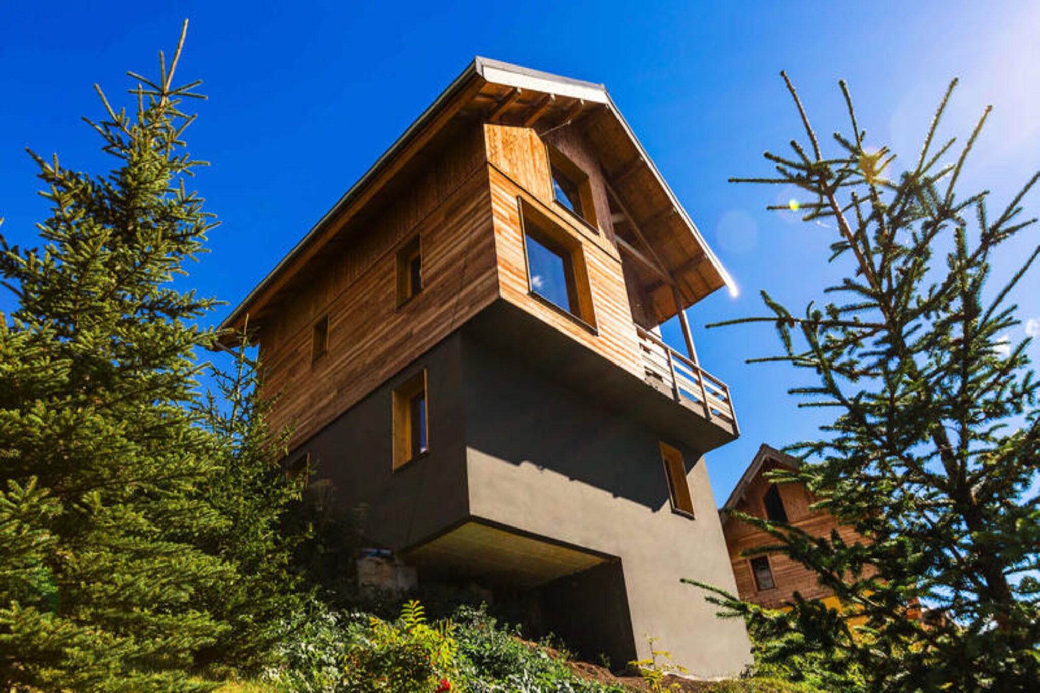 Perched on the heights of Sainte Catherine, this bright and modern chalet offers stunning panoramic views of the surrounding mountains. Located in Vars Sainte Catherine, just 100 meters from a shuttle stop, the chalet ensures convenient access to the slopes and nearby attractions. The spacious living area includes a cozy dining room, lounge, and a fully equipped open kitchen, with large bay windows that bring the breathtaking natural surroundings indoors, complemented by a warm fireplace.

Nearby, the shuttle stop provides easy access to Vars Sainte Marie, renowned for its ski slopes and outdoor activities, making this chalet the perfect retreat for both winter and summer adventures.

Upstairs, you’ll find a mezzanine with a TV corner and a dormitory featuring four single beds and a trundle bed, perfect for families. A shower room serves this level. On the lower floor, there are two double bedrooms and a room with two single bunk beds, along with a bathroom equipped with double sinks for added convenience.
The chalet is thoughtfully equipped with modern amenities, including a Delonghi filter coffee machine, a bean-to-cup coffee machine, a dishwasher, and a washing machine. For après-ski evenings, enjoy the raclette and fondue machines, and an electric barbecue for outdoor grilling.


