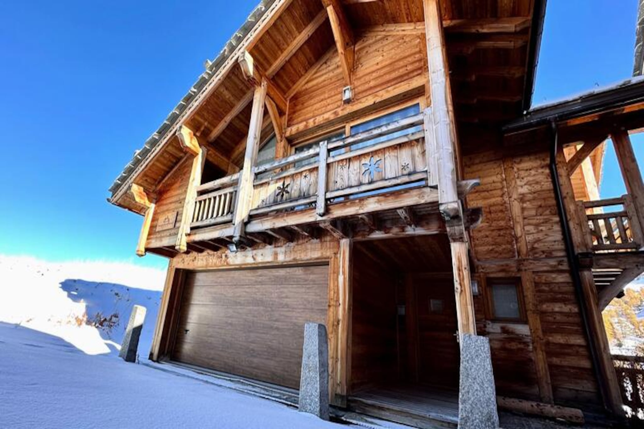 This charming 4-star chalet, located in Vars 2000, offers direct access to the slopes and is just 200 meters from the Faisandière slope, with easy access to the Fontbonne chairlift. A free shuttle stop is only 150 meters away, providing convenient travel throughout the resort. Situated in a picturesque hamlet, the chalet boasts stunning views of the Vars mountains, making it an ideal setting for a memorable stay.

The chalet is thoughtfully designed for comfort, with four double bedrooms, each equipped with its own shower room, toilet, and dressing room. One of the rooms features two single bunk beds reserved for children. On the lower level, guests can relax in the luxurious spa area with a jacuzzi and sauna. The first floor features a spacious open-plan kitchen, a large dining table, and two lounge areas, including a TV corner. The balcony wraps around the chalet, providing a perfect space to enjoy the surrounding beauty.

Included in the rental are mid-stay and end-of-stay cleaning services, household linens (including beds made on arrival), towels, bath mats, and tea towels. The chalet is fully equipped with a raclette machine, fondue set, filter coffee maker, Nespresso machine, and even a baby high chair. Please note that no pets are allowed, and the chalet is strictly non-smoking. A deposit of 5000 euros is required, and heating is included in the rental.