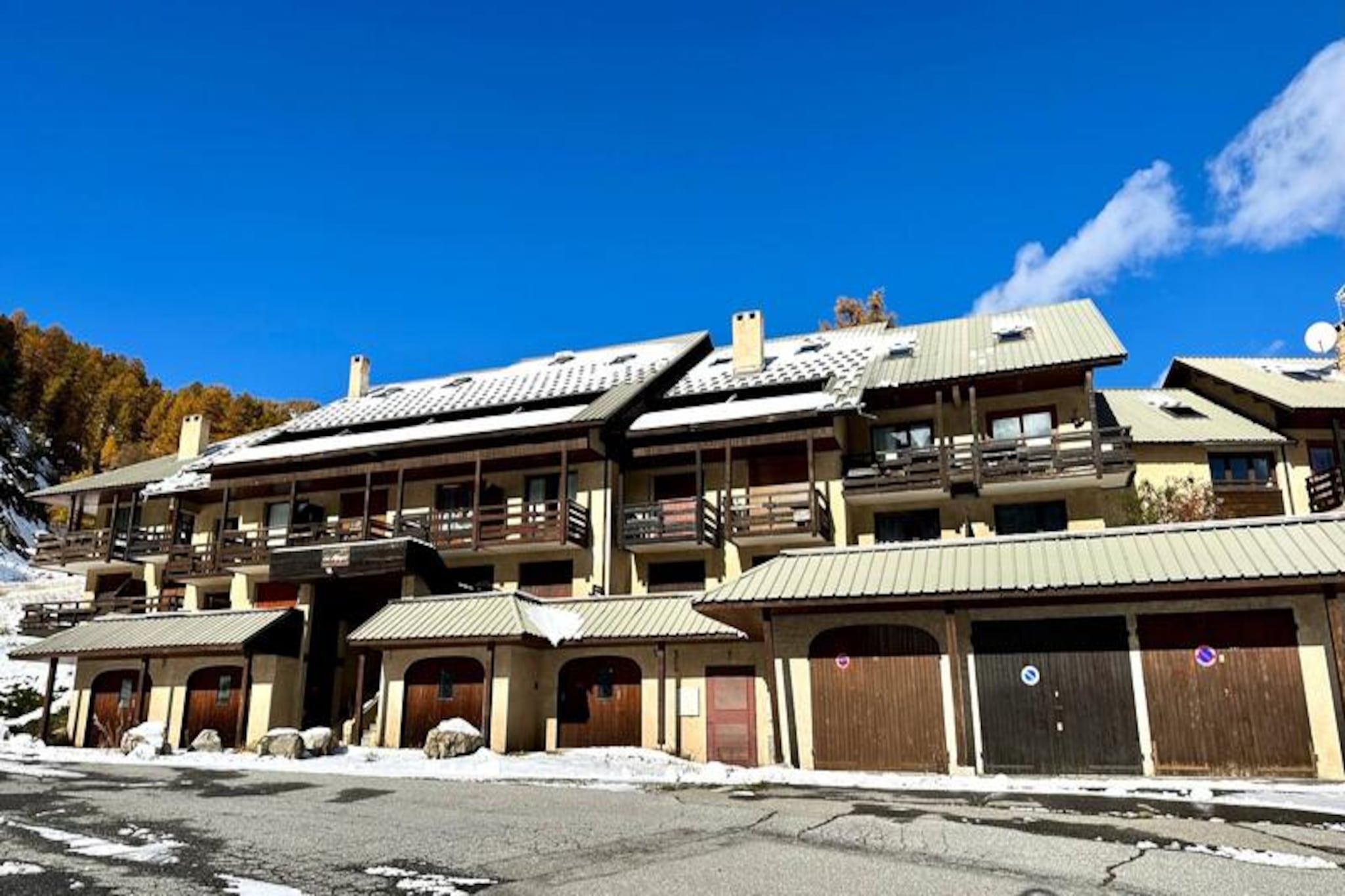 Located in the heart of Vars, just behind the ESF, this ski-in ski-out duplex apartment offers an ideal location for your holidays. The residence is only 20 meters from the tourist office and shops, and a mere 250 meters from the Show Point with its swimming pool. The apartment is conveniently located near the departure points of the Chabrière telemix and the Mayts chairlift, providing quick access to the slopes. The Forêt Blanche Agency offers this charming apartment, perfect for a group of 5 people, with a south-east facing terrace that allows guests to enjoy the outdoors.

The apartment features a spacious living room with an open kitchen fully equipped with modern amenities, including a TV with Netflix, Wi-Fi, DVD player, and a range of kitchen gadgets such as a traditional oven, microwave, ceramic hob, and a 12-place dishwasher. For those who enjoy home-cooked meals, the kitchen also includes a Thermomix, a hand blender, a filter coffee maker, and a raclette and fondue set. The apartment offers comfortable bedding, with one bedroom featuring a double bed (140x190) and a single bed (90x190), and the second bedroom with a double bed (140x190). The apartment also includes a bathroom, a shower room, and a separate toilet.

Additional amenities include an entrance cupboard, iron, and board games for entertainment. The apartment is equipped for comfort, with a sofa bed providing additional sleeping space. End-of-stay cleaning is not included, and linens (sheets and towels) are available for an additional fee of €16 per person. Please note, pets are not allowed, and the apartment is strictly non-smoking. A security deposit of €600 is required before arrival.