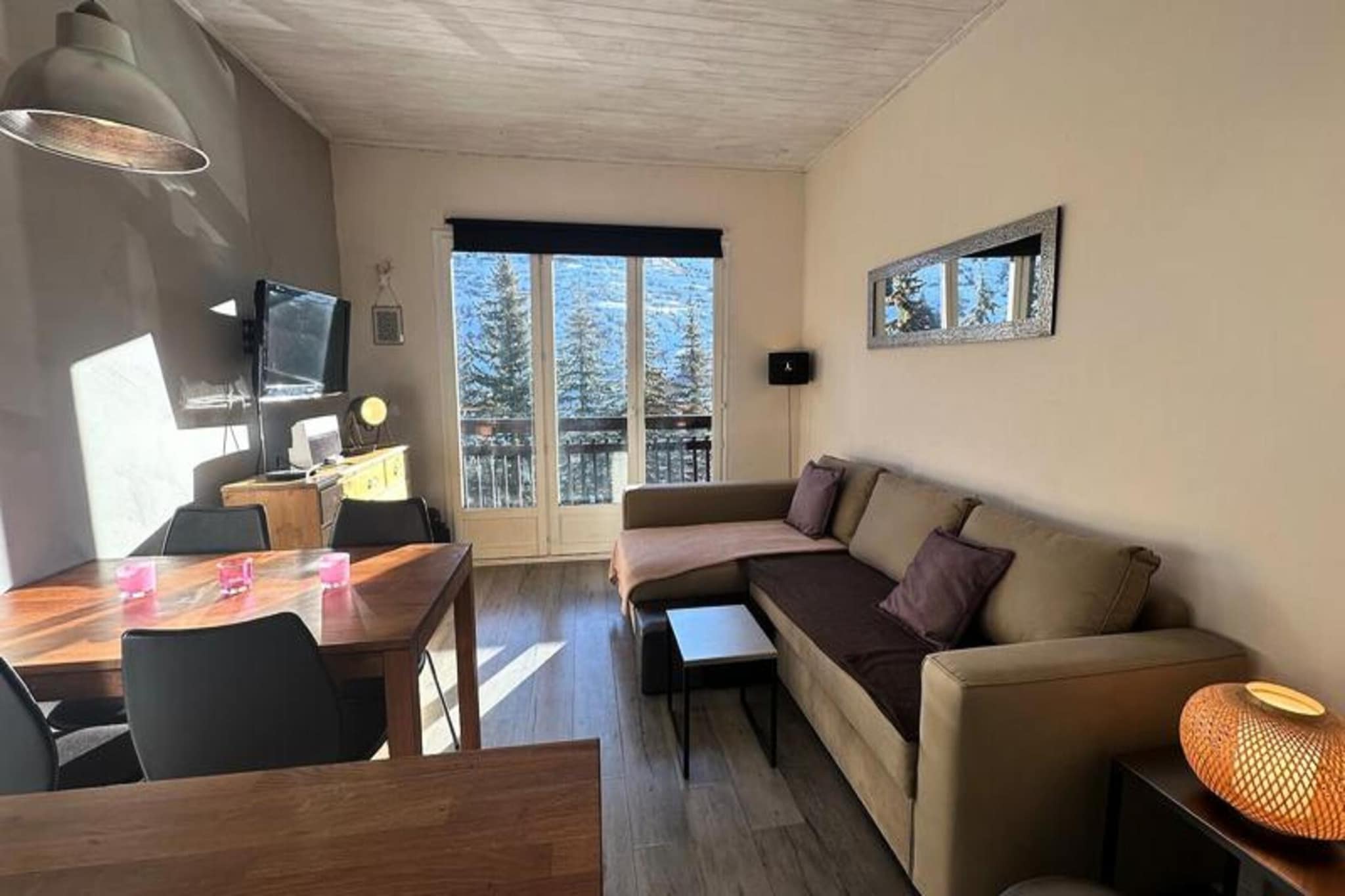 Located in the picturesque village of Vars Sainte-Marie, just 2 km from Vars-Les-Claux and the resort center, this cozy apartment in the Hostellerie residence offers a wonderful base for a mountain getaway. The 3-storey residence is conveniently situated near a mini-market and bakery, both only 100 meters away, while the slopes and ski lifts are 700 meters from the property. Free shuttle services run regularly between the village and the resort, ensuring easy access to all the ski action. 

In the surrounding area, enjoy the charm of Vars Sainte-Marie with its local shops, or head to Vars-Les-Claux for more dining and shopping options. In winter, explore the extensive ski slopes, and in summer, take advantage of hiking and biking trails that showcase the natural beauty of the region.

The apartment features a mountain corner with 3 single bunk beds and a convertible sofa that can be turned into a double bed, making it ideal for a small family or group. The separate bathroom and WC provide added privacy. The well-equipped kitchen includes a Nespresso coffee machine, induction hobs, a traditional oven, and a raclette machine, perfect for cozy evenings after a day on the slopes. Additional services such as linen packs and end-of-stay cleaning are available at an extra charge. The property is strictly non-smoking and pets are not allowed. A €600 deposit is required.

