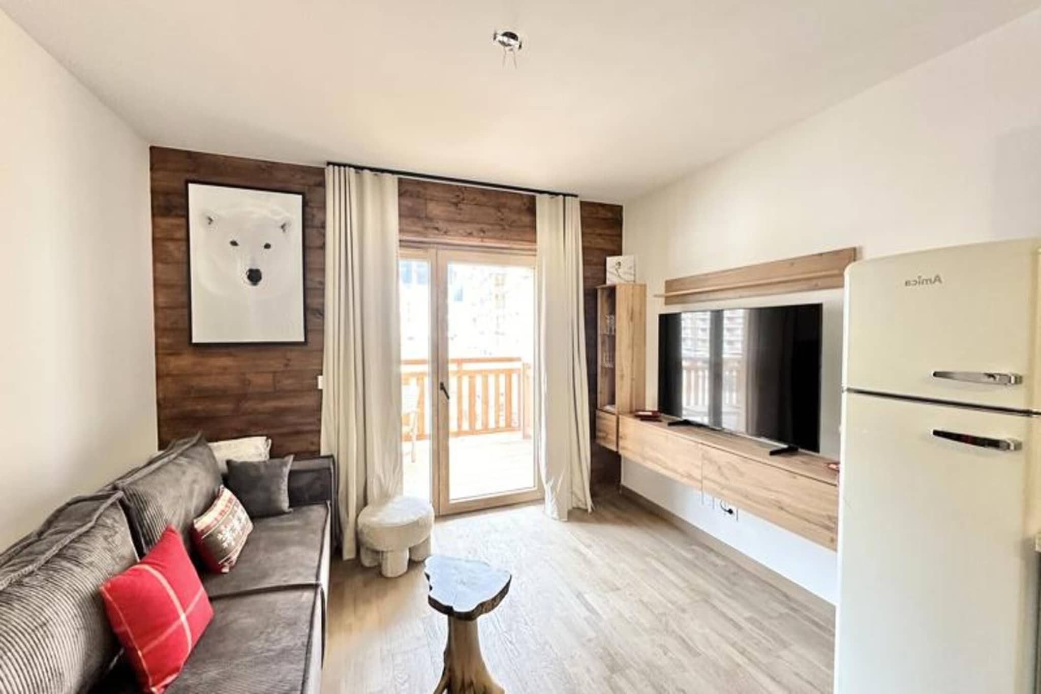 This charming 45 m² apartment, located on the third floor of a new residence, is perfect for up to 4 guests. With a southern exposure, it offers a bright and inviting space. The apartment includes a double bedroom, a cabin with bunk beds (suitable for both adults and children), and a spacious living area featuring a dining table, sofa, and television. A terrace provides a stunning mountain view. 

The apartment is fully equipped for your convenience, with amenities such as a freezer, refrigerator, raclette machine, toaster, hand blender, oven, induction hob, microwave, dishwasher, kettle, and filter coffee machine. Sheets, towels, and end-of-stay cleaning are included in the rental, with beds made upon arrival.

Please note that work is currently underway in the area, and pets are not allowed. A deposit of 1500 euros is required. Heating is included in the rental.