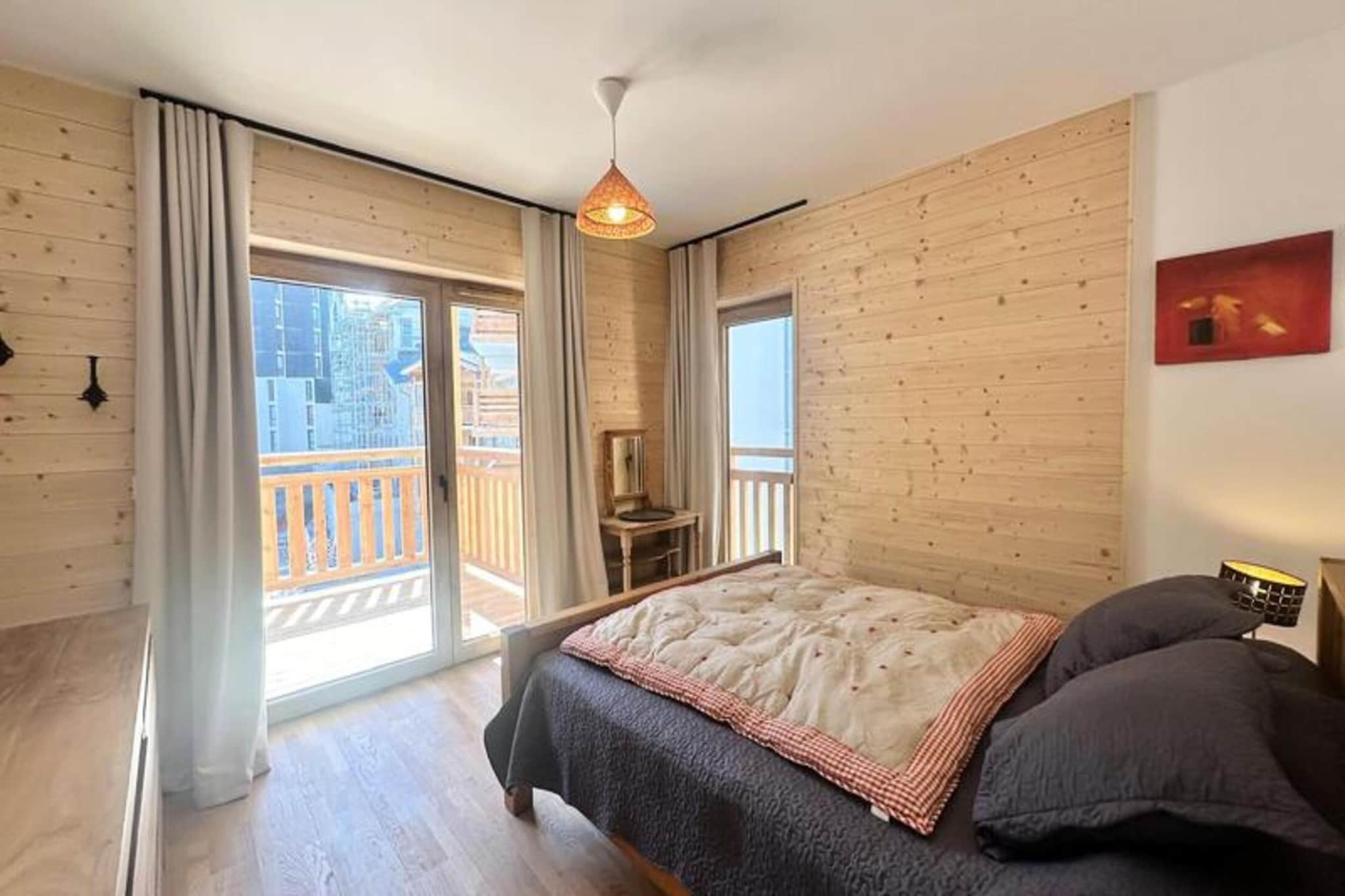 The Forêt Blanche Agency presents this stunning 83m² T3 apartment, located in a new residence in the heart of the Vars resort, just steps away from the ski slopes and local shops. Perfect for up to 4 people, this spacious rental features two double bedrooms with 160x200 beds, each with abundant natural light from two windows. The apartment offers two modern shower rooms and separate toilets for added comfort. 

Located just a short distance from the slopes, you’ll have easy access to skiing and other resort activities. The area also offers a vibrant atmosphere with shops and dining options nearby. This apartment is an ideal choice for a memorable and convenient mountain retreat.

Enjoy the breathtaking mountain views from the large south/west facing terrace, perfect for enjoying breakfast or evening aperitifs. The apartment is fully equipped for a relaxing stay with amenities such as Wi-Fi, television, dishwasher, microwave, traditional oven, raclette and fondue sets, Nespresso and filter coffee machines, kettle, toaster, blender, JBL speaker, and washer/dryer. Additional perks include a ski locker and garage.