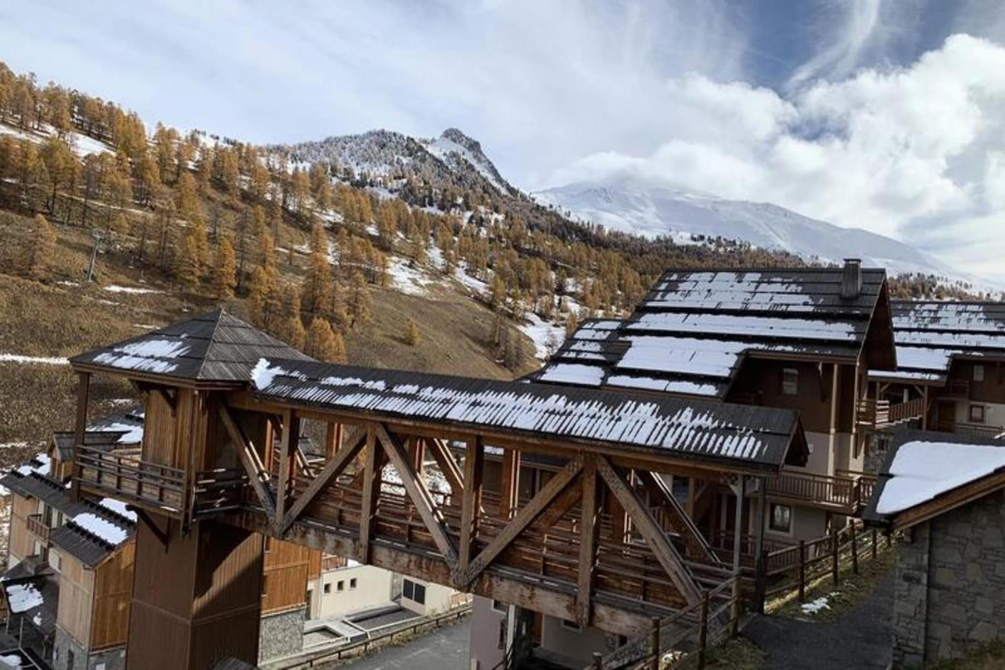 This 60m² duplex 3-room apartment is located in the prestigious *Le Chalet des Rennes* residence at the foot of the slopes in the Fontbonne estate, offering top-of-the-range amenities. The apartment accommodates up to 6 people and includes a master bedroom, a cabin corner with two bunk beds, and a second bedroom with two single beds. There are two bathrooms, one with a vanity unit and heated towel rail, and a spacious living-dining area with a trundle bed, all facing south with access to a balcony.
The fully equipped kitchenette opens onto the living room, providing a cozy, functional space for guests. Additional amenities in the residence include a ski room, and guests can benefit from the best offers on ski lessons, equipment, and ski lifts when booking through the property.
Services included are end-of-stay cleaning and heating. Bed linen and towels are not provided but can be arranged for an additional cost. Tourist taxes and a credit card deposit will be collected on-site upon arrival.