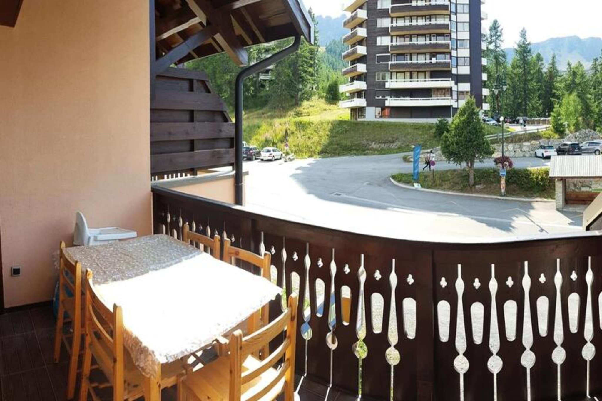 This charming 2-bedroom apartment is the perfect retreat for a mountain getaway in the Vars Risoul area. Located at the foot of the slopes, the residence offers direct access to skiing and is just a short distance from local amenities. The apartment comfortably accommodates up to 7 people, featuring a cozy living room with a convertible sofa bed, a fully equipped kitchen for preparing meals, and a double bedroom with cupboards and a TV. The mountain corner includes a bunk bed and a double bed, ideal for families or small groups.

Nearby attractions include the stunning Vars Risoul ski slopes, perfect for skiing and snowboarding, as well as hiking trails for outdoor adventures in the warmer months. The residence is close to the village, where you can explore local shops, restaurants, and après-ski activities, making it an ideal base for enjoying both winter and summer mountain experiences.

Step outside onto the balcony and enjoy breathtaking views of the surrounding mountains. The apartment also includes a bathroom and essential services such as end-of-stay cleaning. Bed linen and towels are available for an additional fee, and tourist taxes and a credit card deposit are to be collected upon arrival.